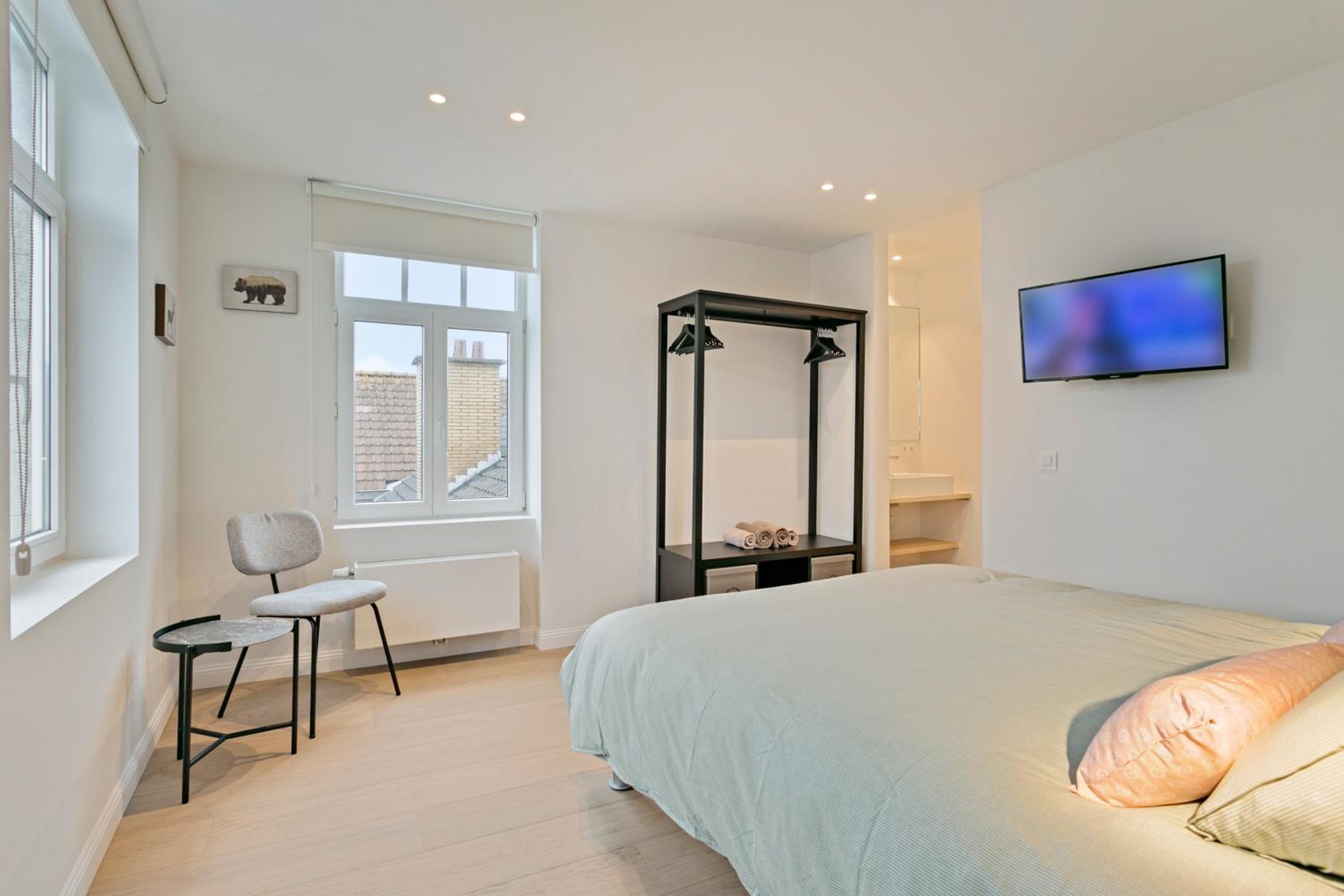 Five-Bedroom House photo 2