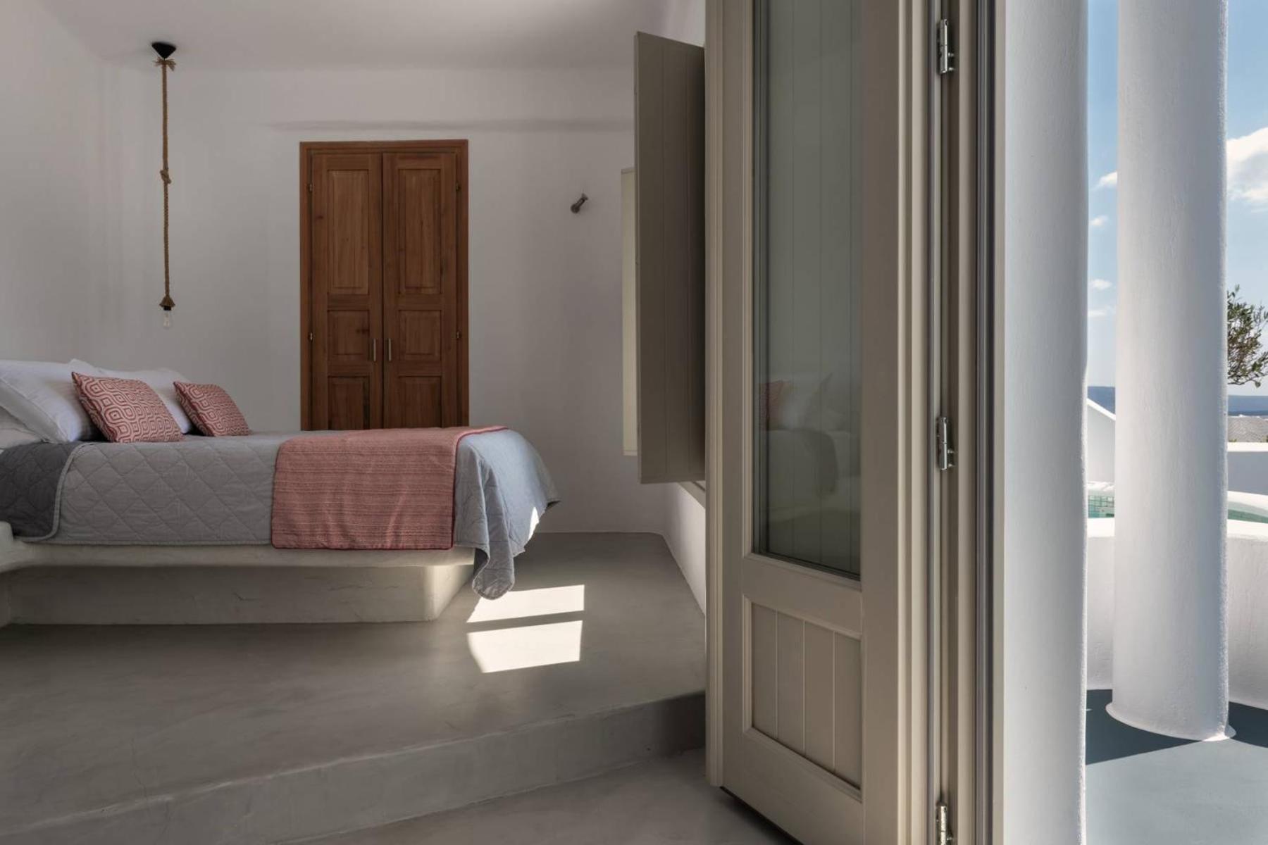 Honeymoon Suite with Outdoor Hot Tub and Caldera View