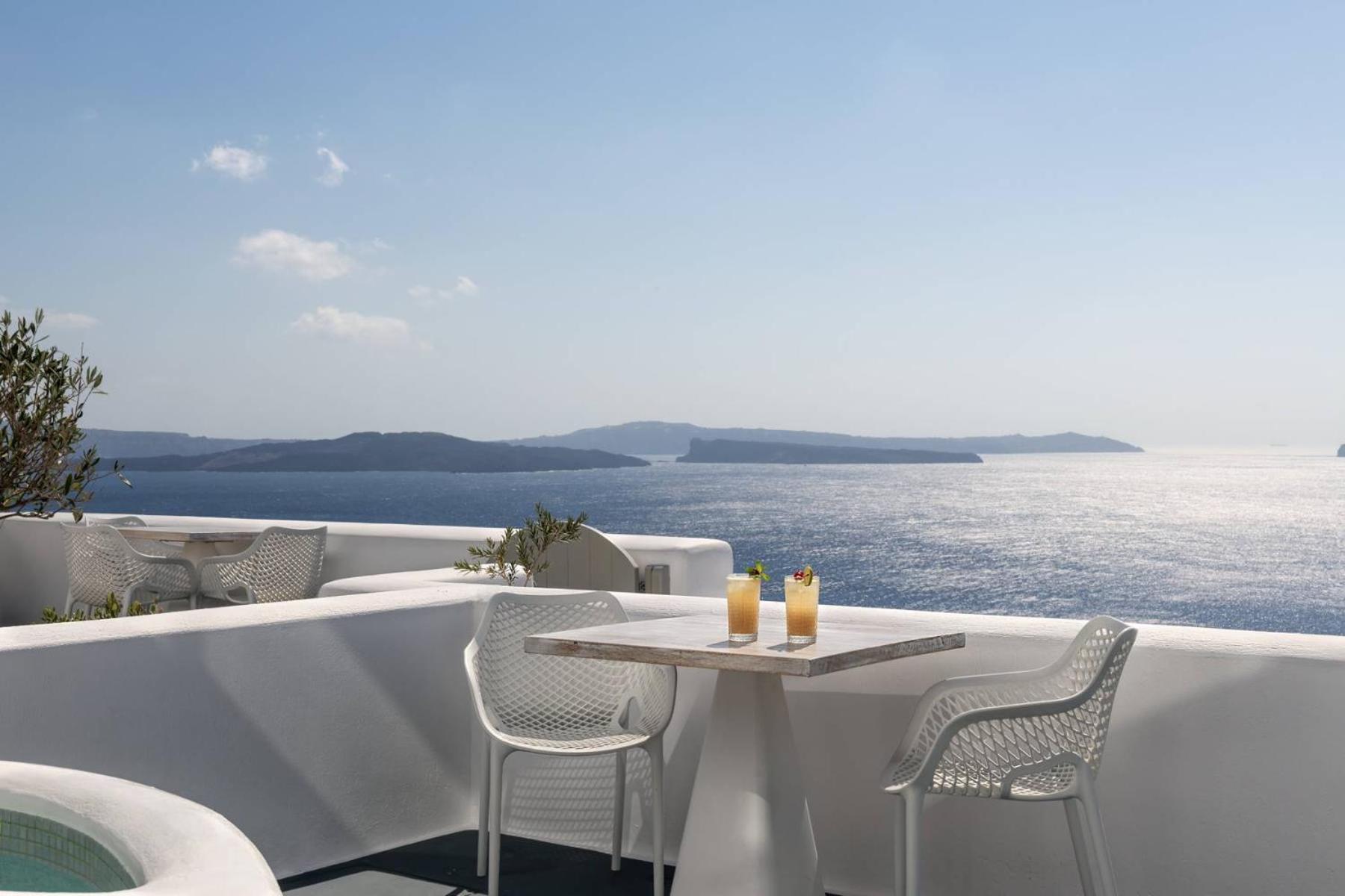 Honeymoon Suite with Outdoor Hot Tub and Caldera View