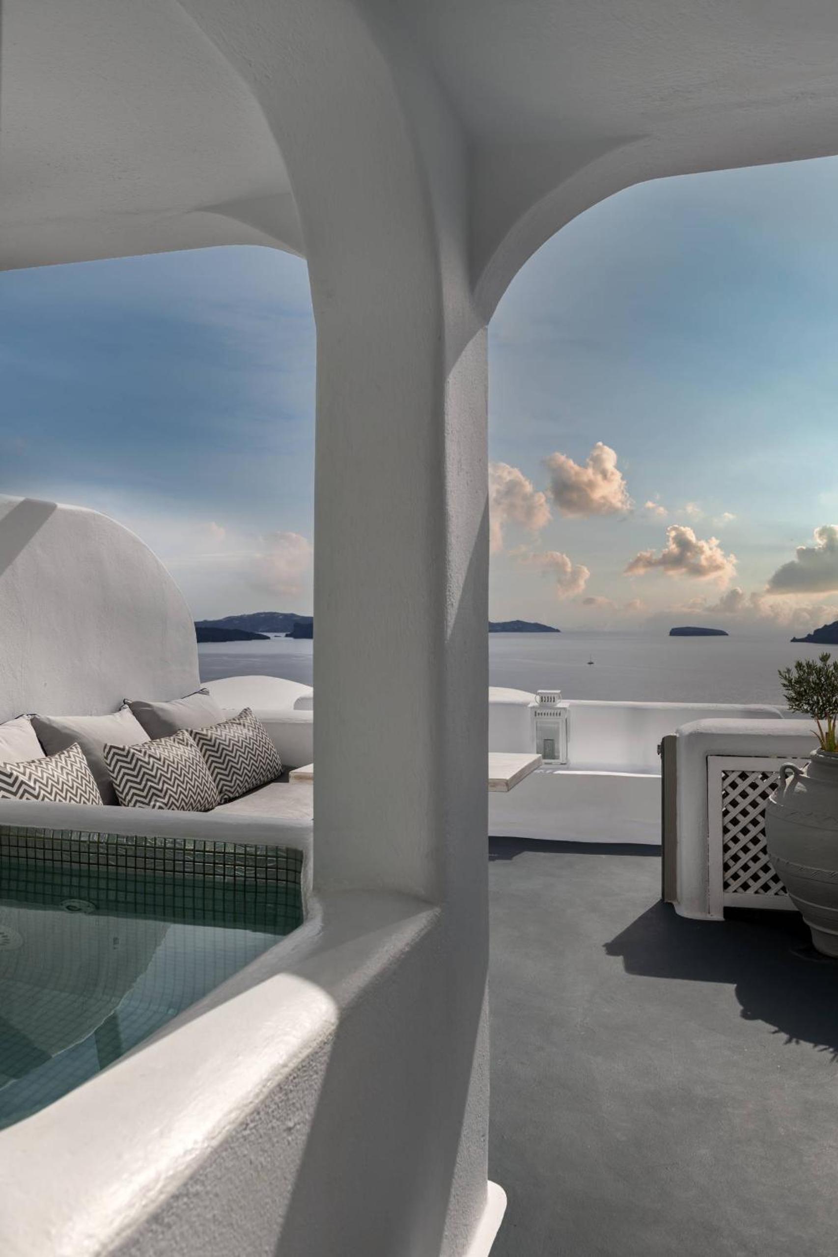 Honeymoon Suite with Outdoor Hot Tub and Caldera View thumbnail 5