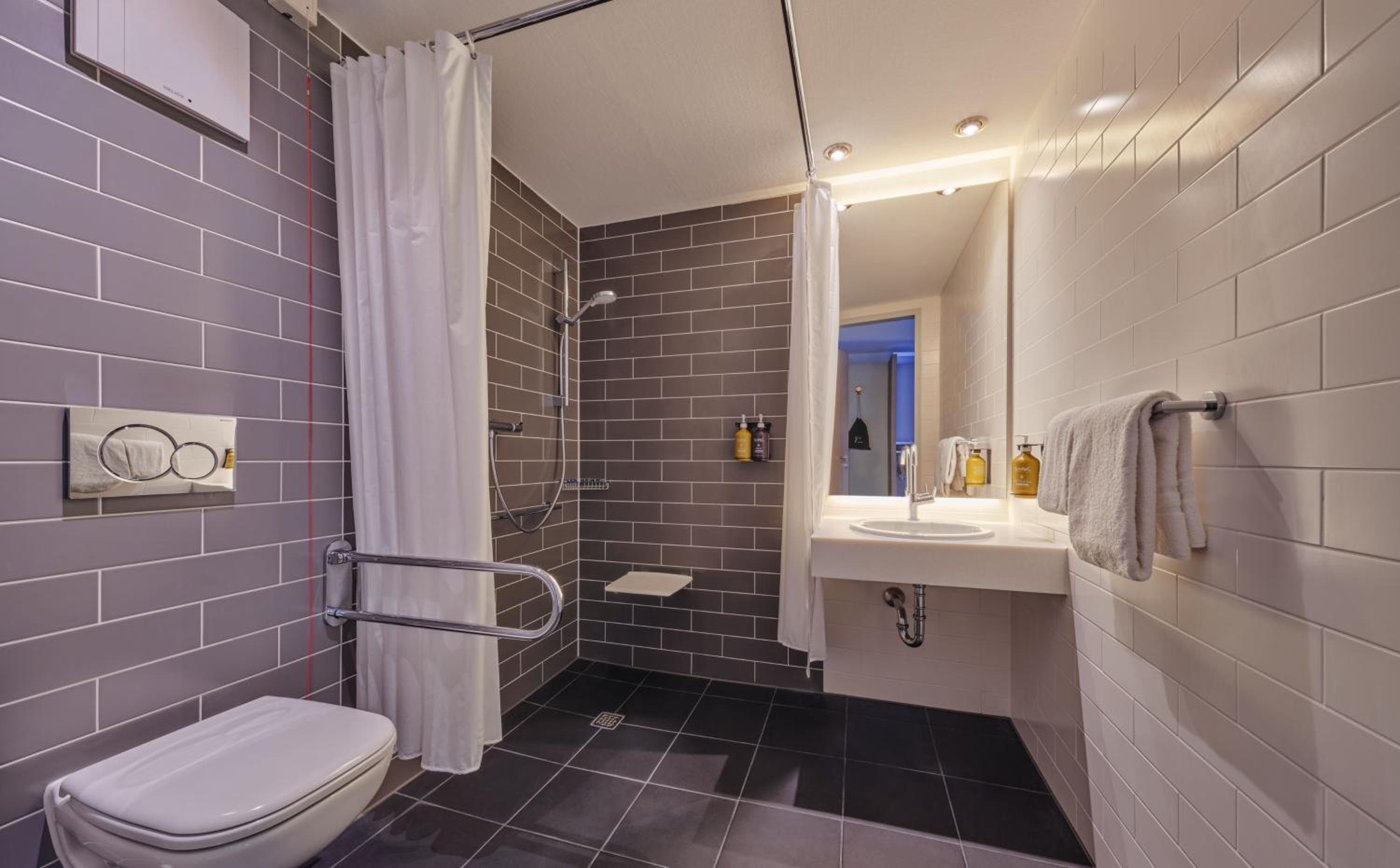 Standard Queen Room - Disability Access photo 2