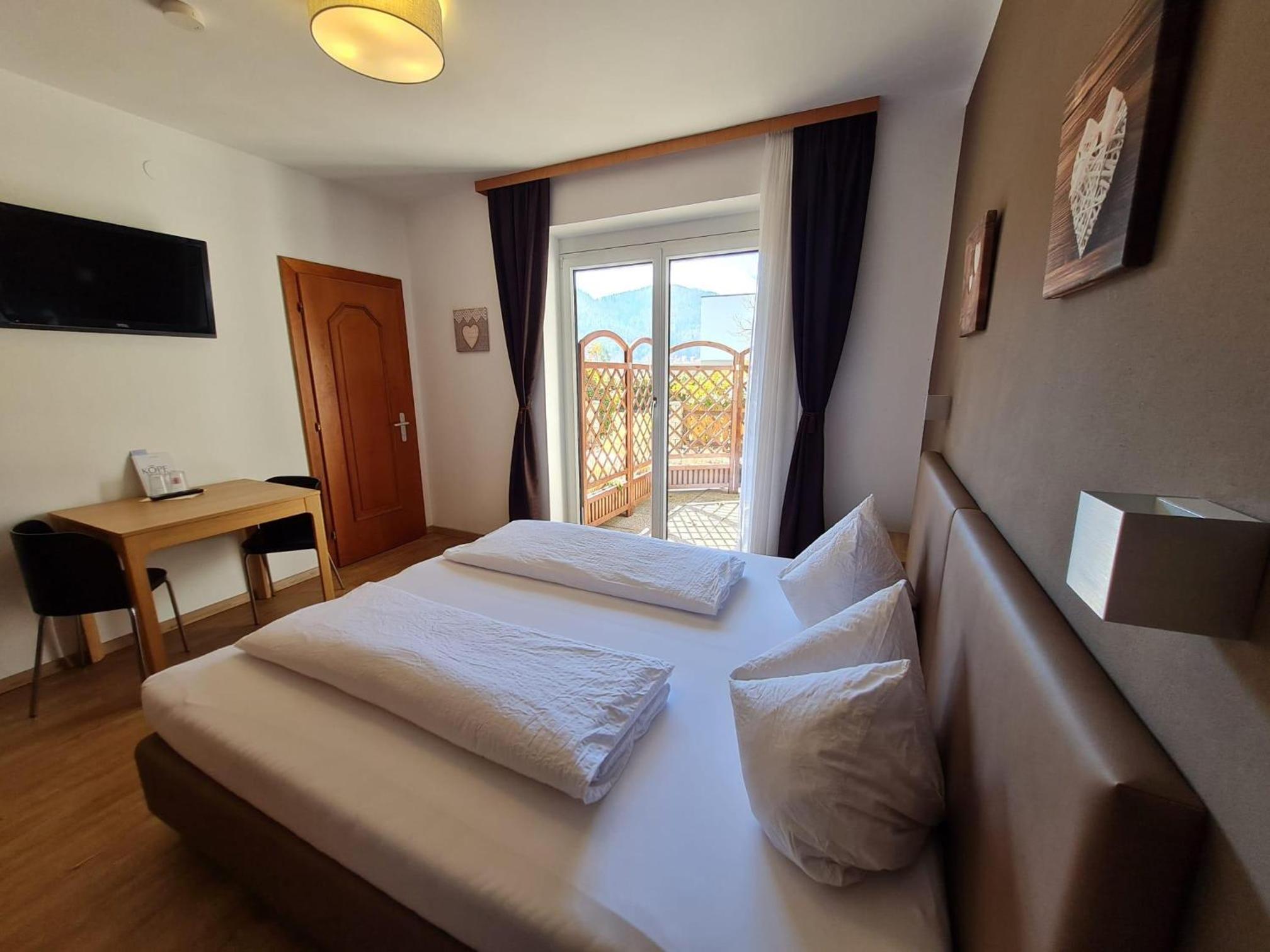 Double Room with Shower - Photo 18
