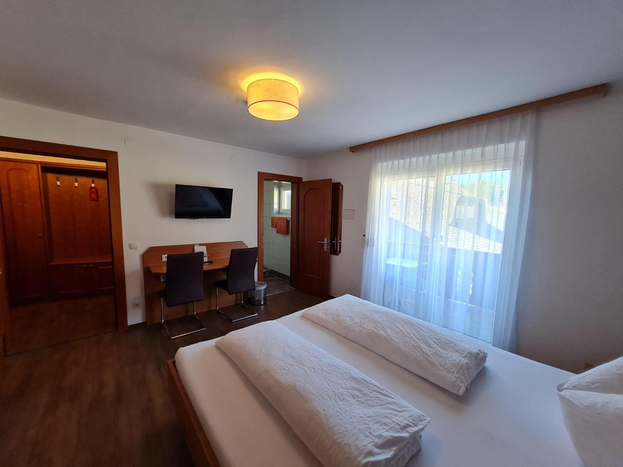 Double Room with Shower - Photo 22