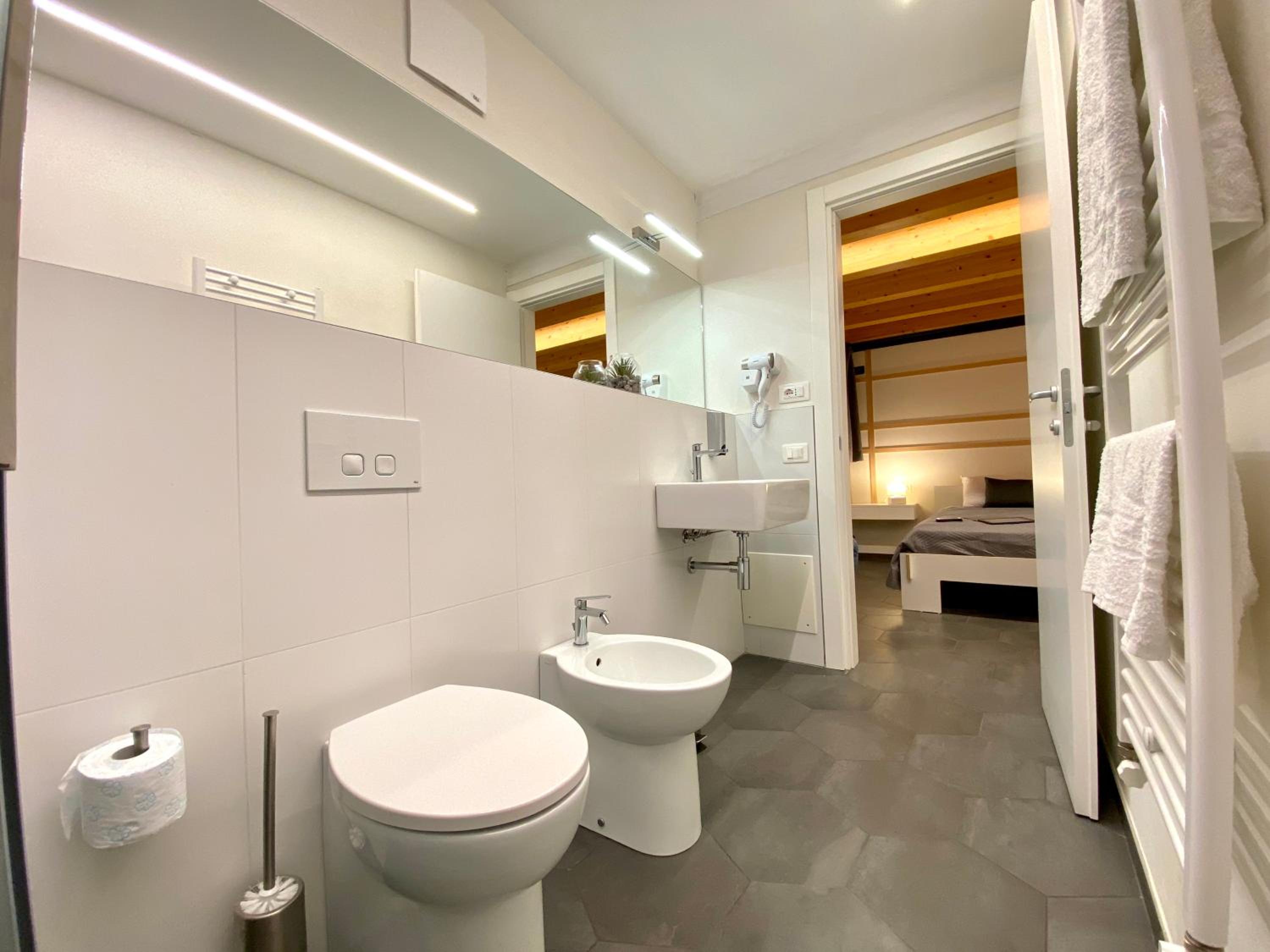 Double Room with Private Bathroom - Photo 2