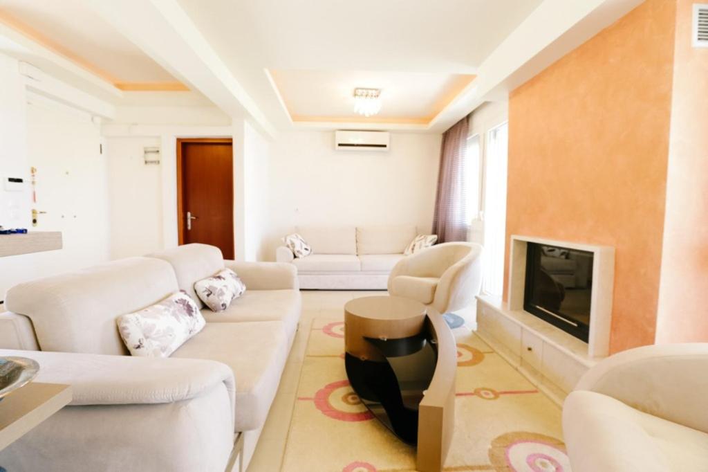 Four-Bedroom Deluxe Home - Oceanfront