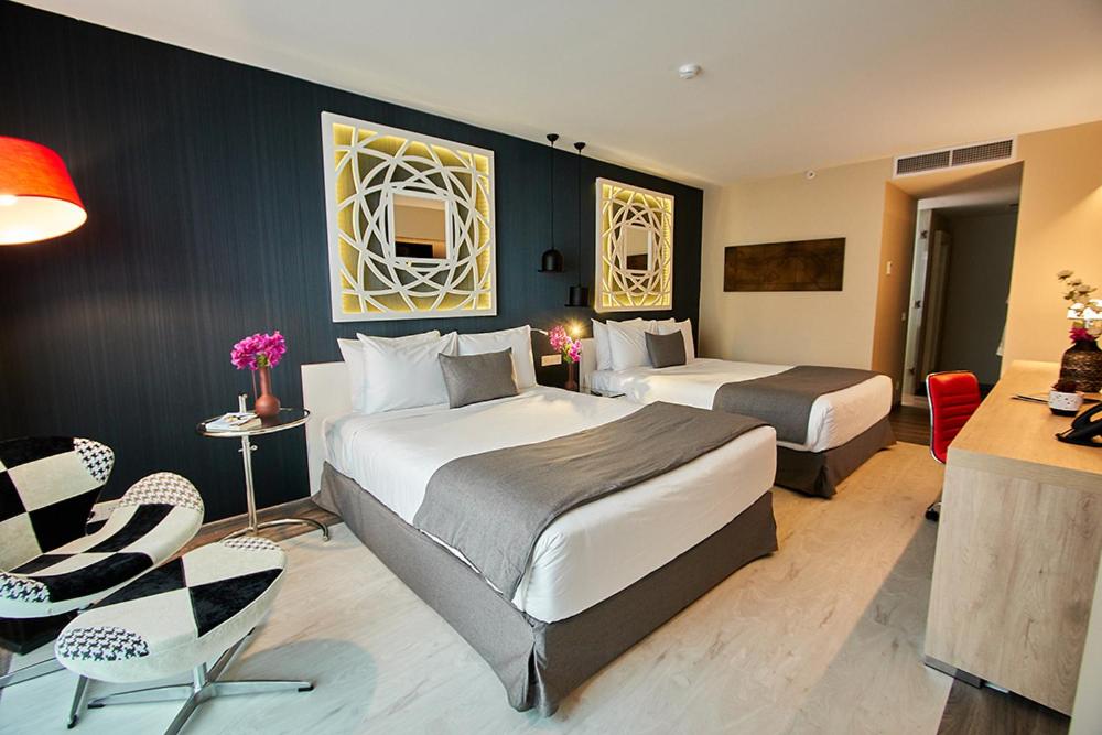 Deluxe Queen Room with Two Queen Beds - Photo 10