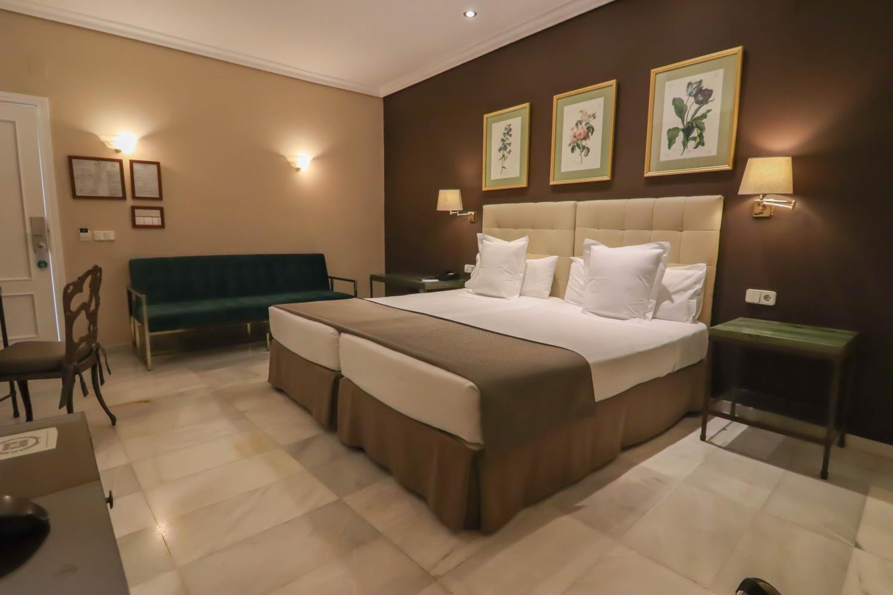 Double or Twin Room - Photo 15