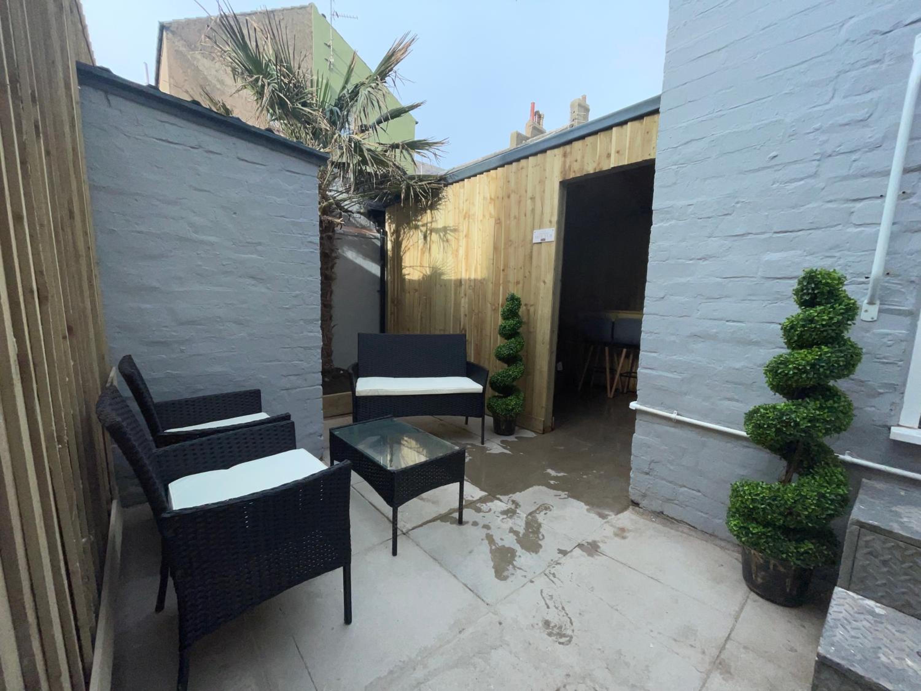 delux suite with spa bath and hot tub garden  - Photo 50