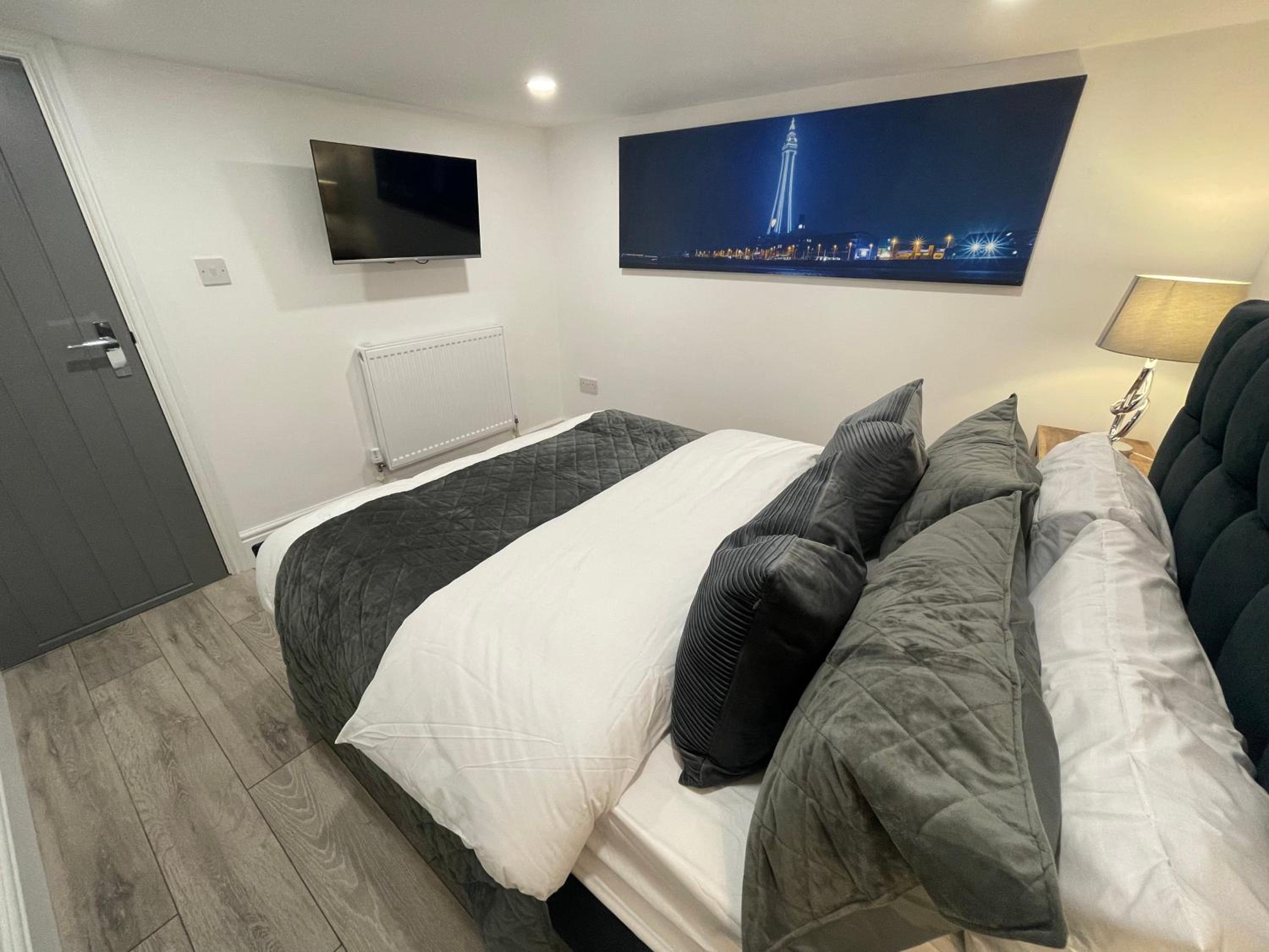 Basement Suite With Spa Bath (Height Restriction 5'10) - Photo 26