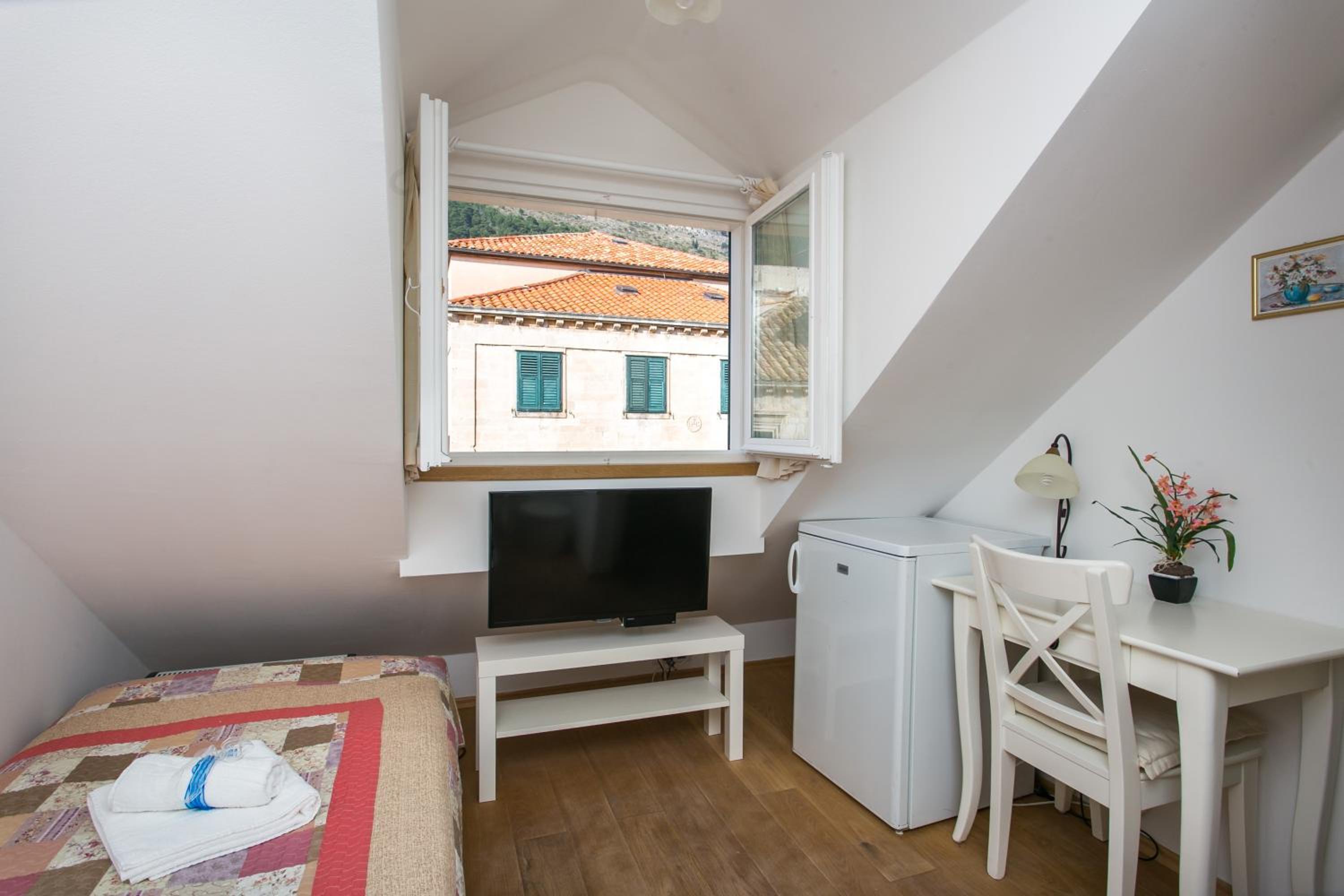 Single Room with City View (Fourth floor)
