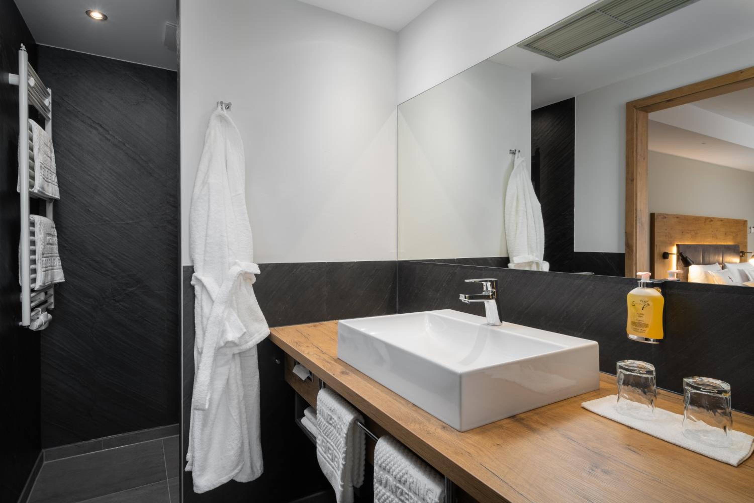 Superior King Room - Photo 5