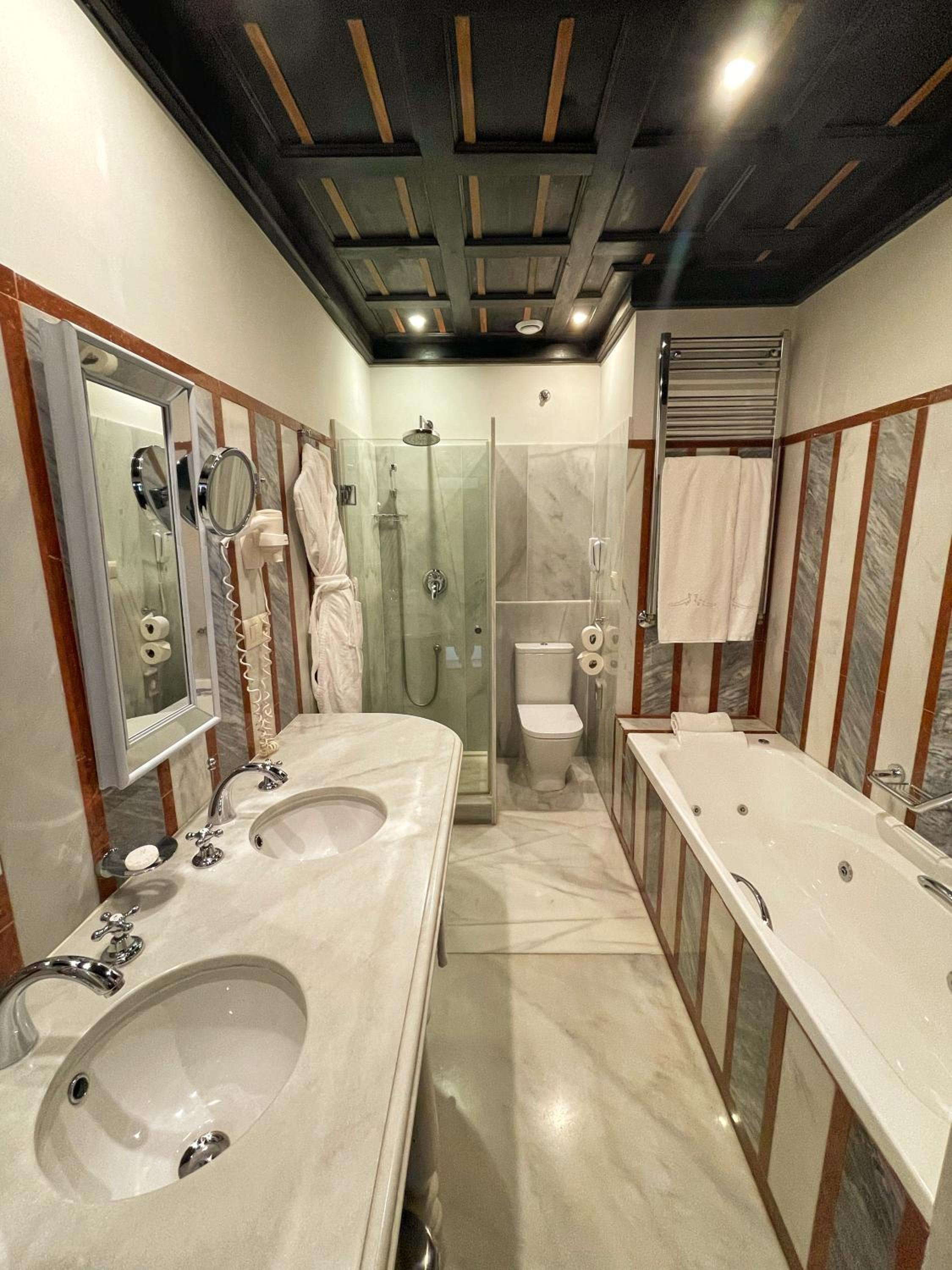 Deluxe Double or Twin Room - Photo 19