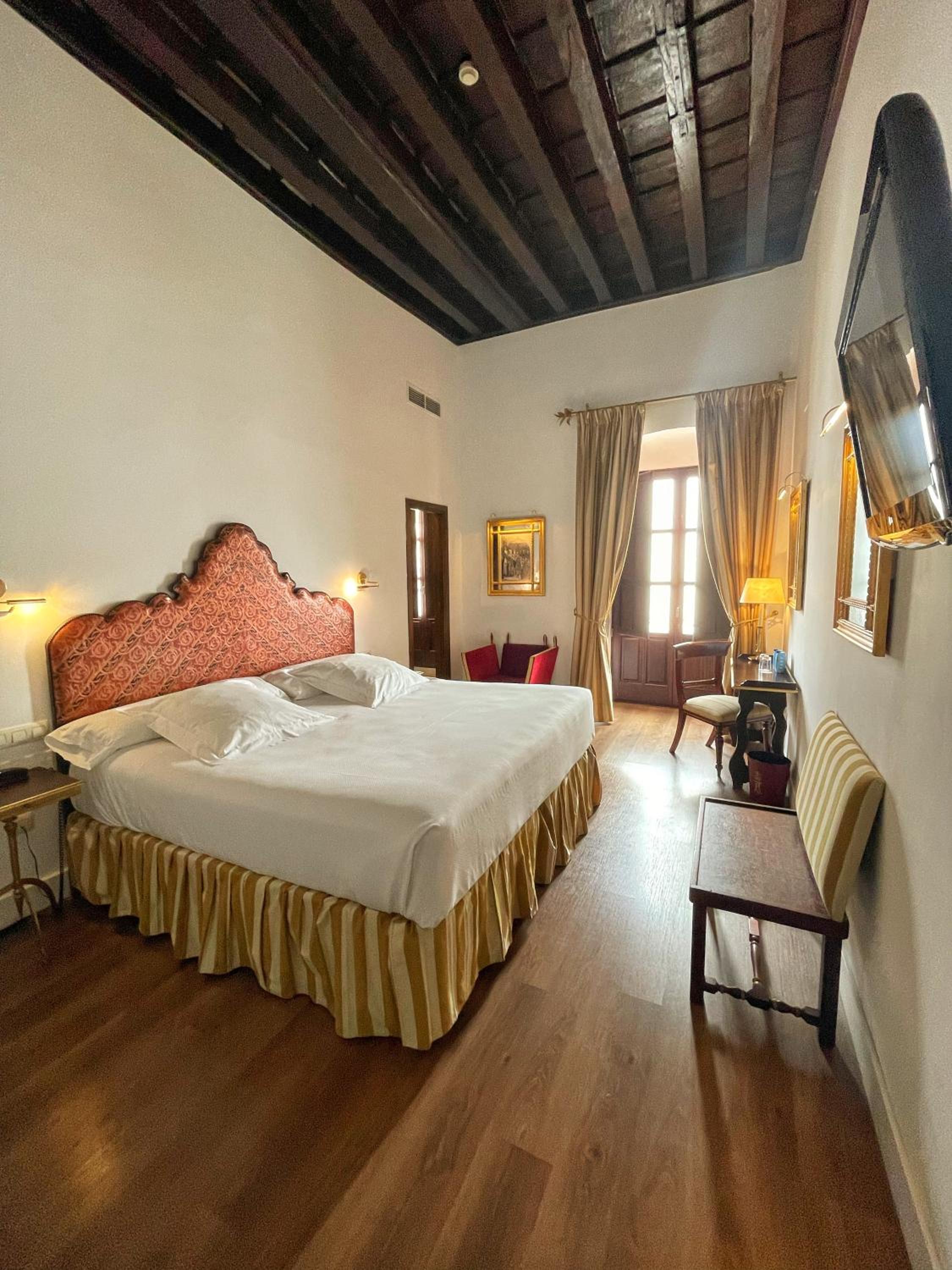 Deluxe Double or Twin Room - Photo 17