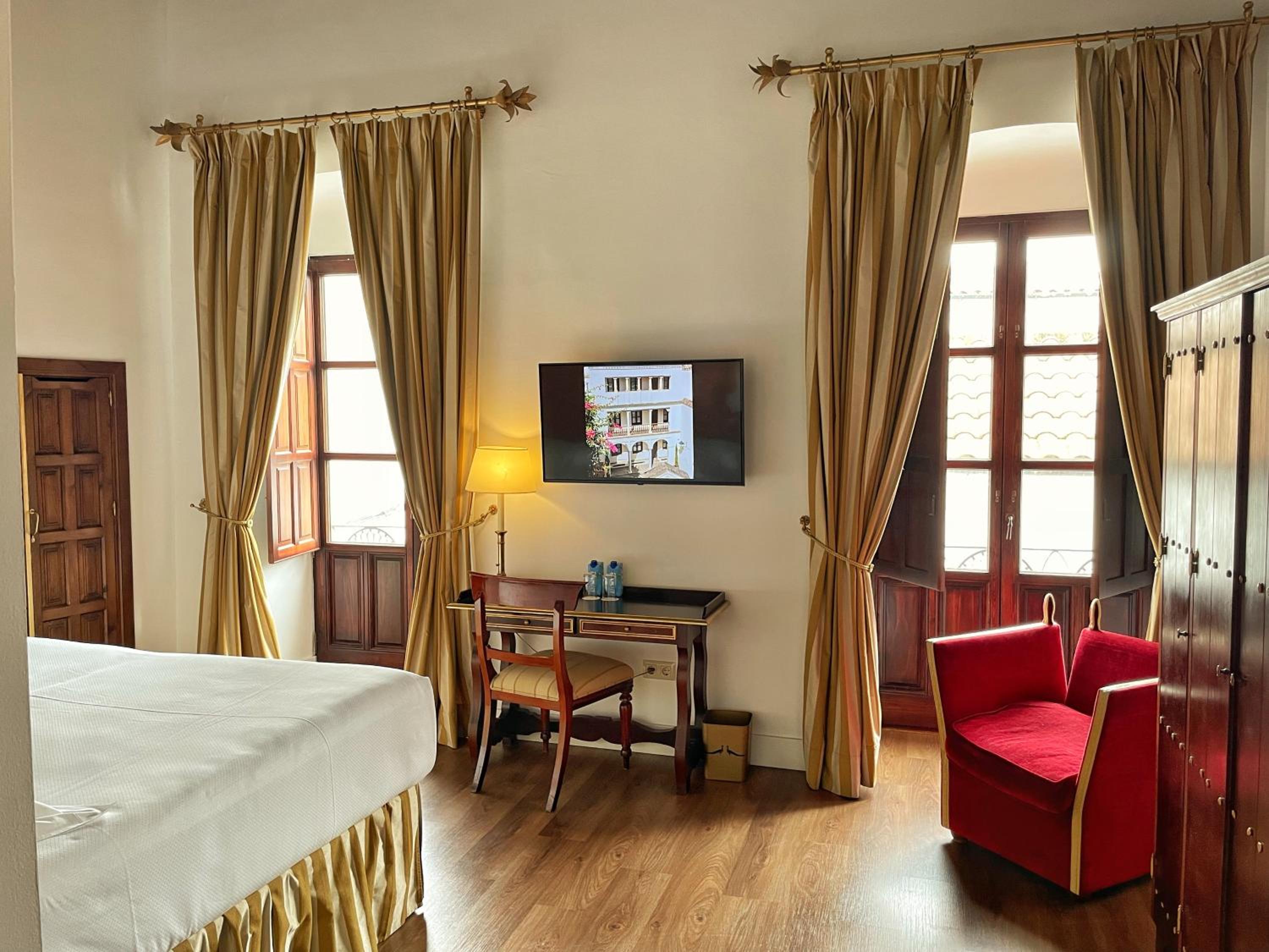 Deluxe Double or Twin Room - Photo 16