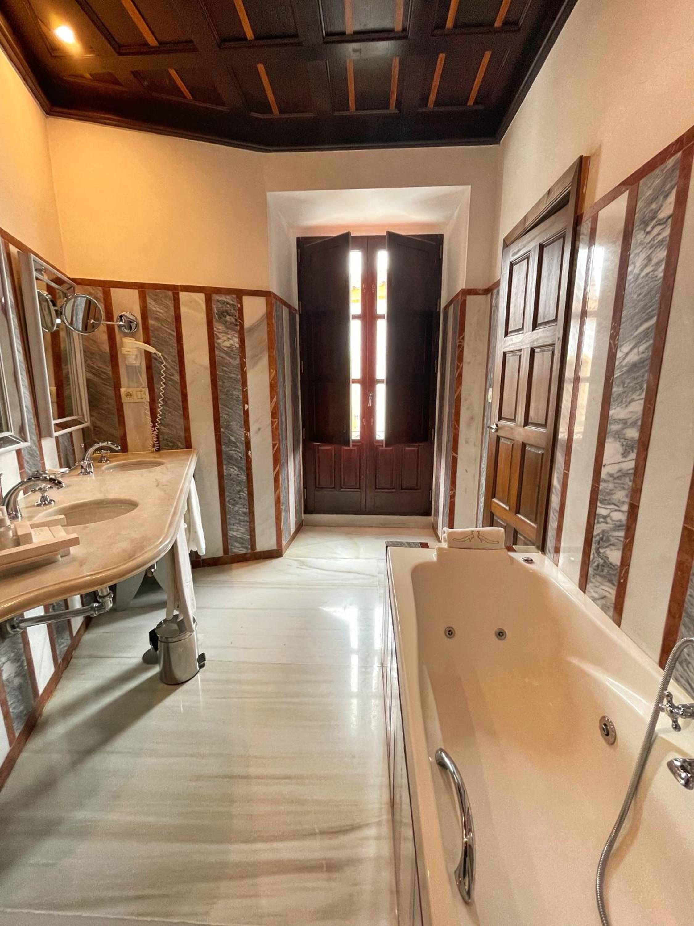 Deluxe Double or Twin Room - Photo 14