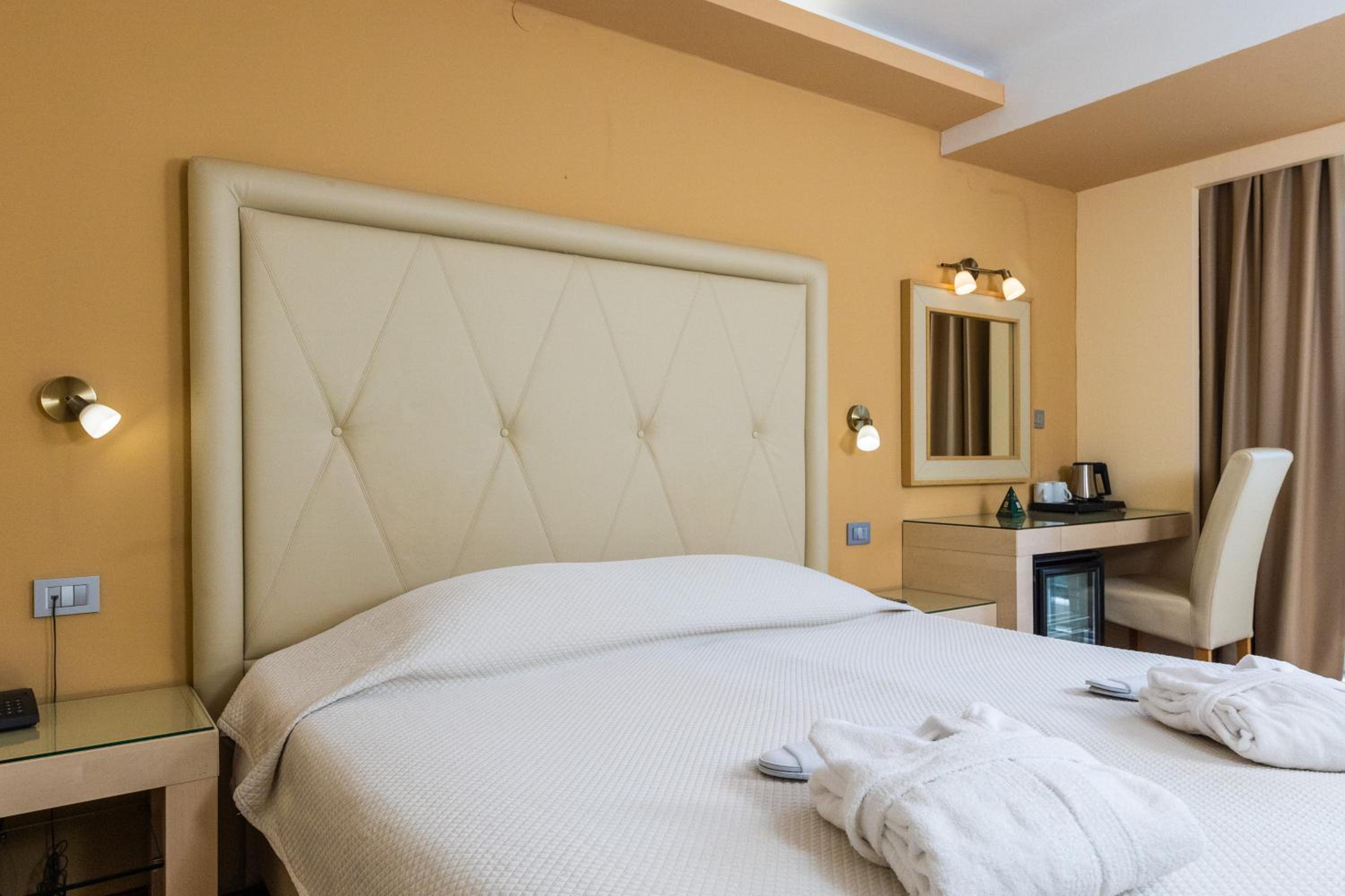Double/Twin Room with Balcony and Sea View