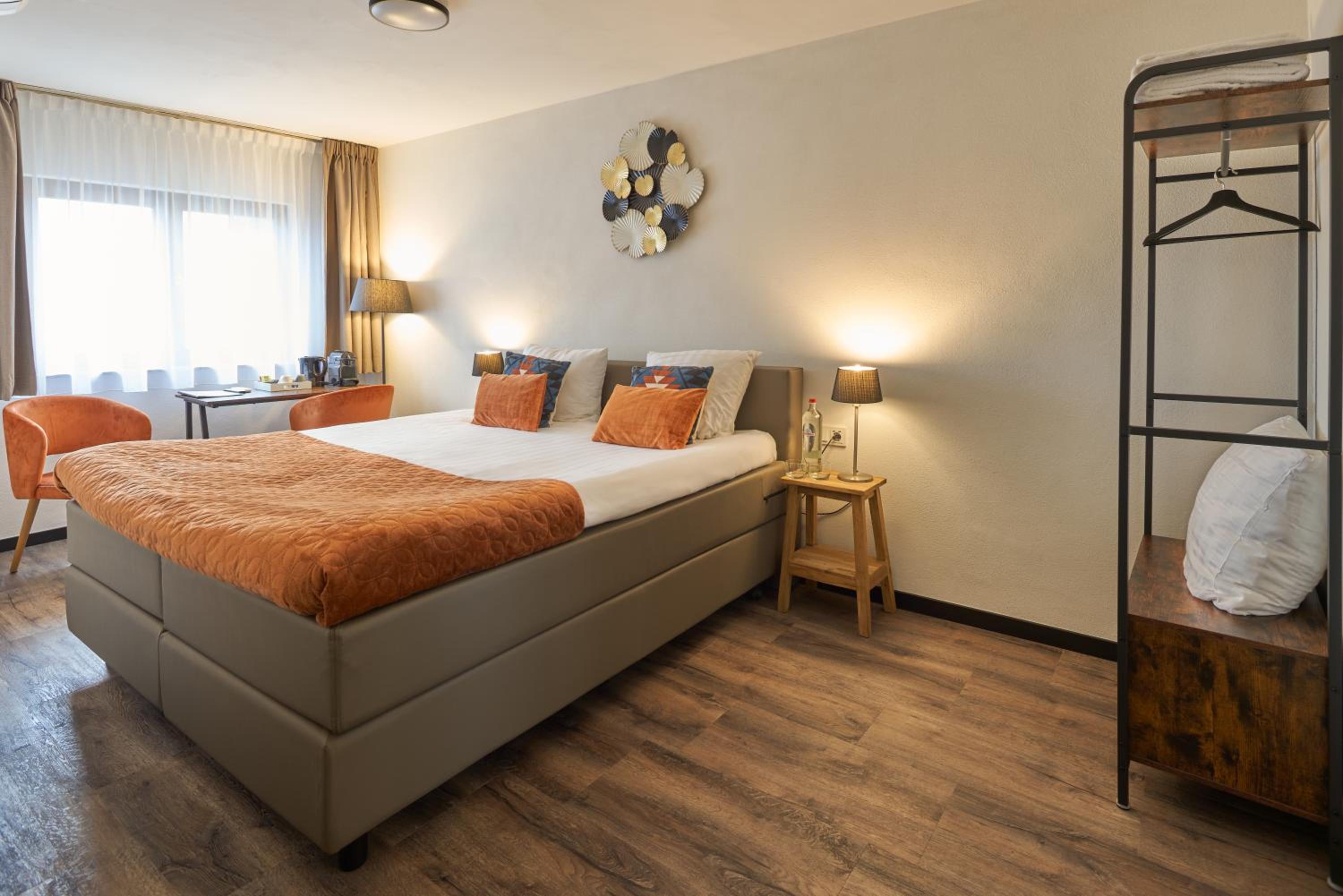Standard King Room - Photo 5