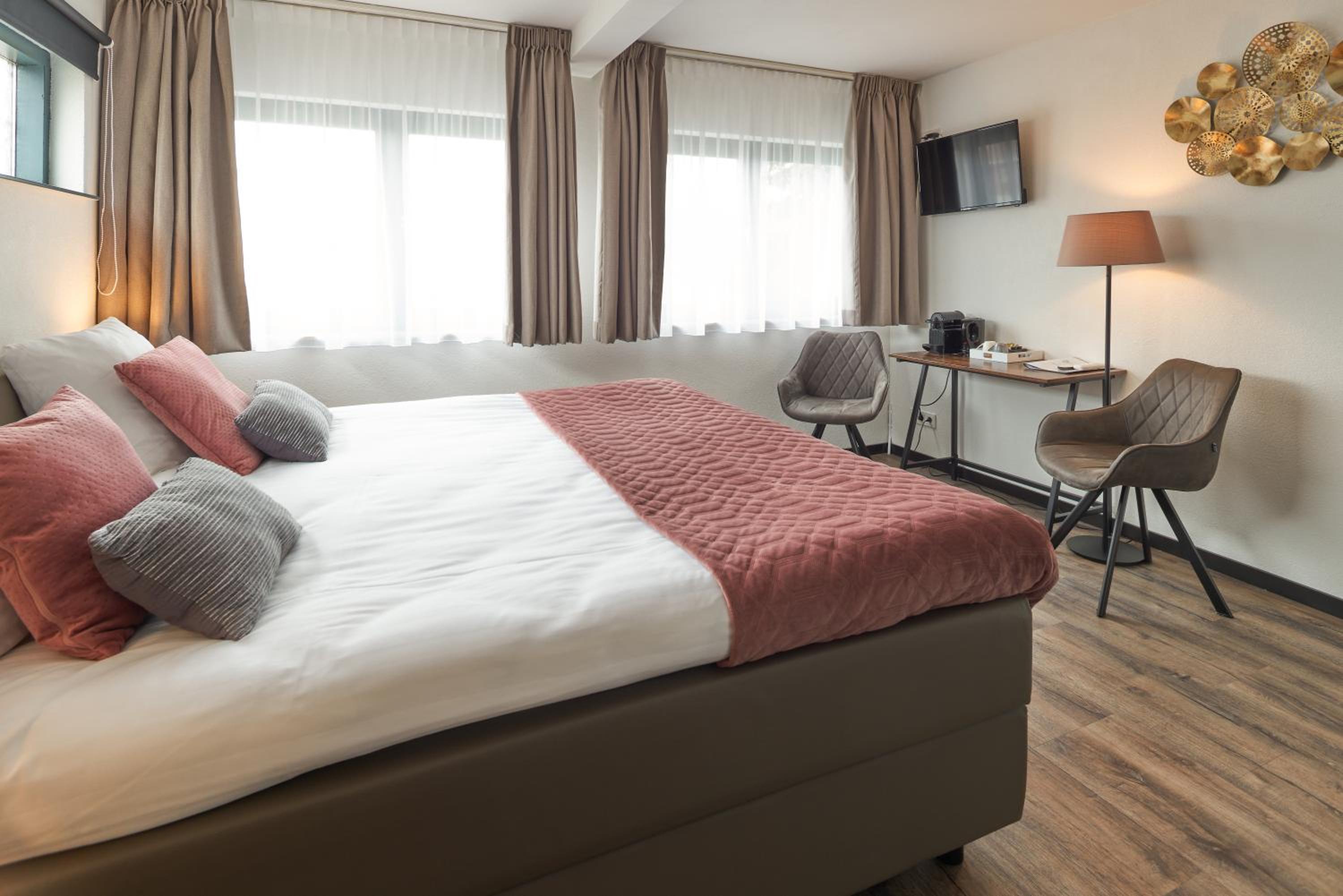 Deluxe King Room - Photo 4
