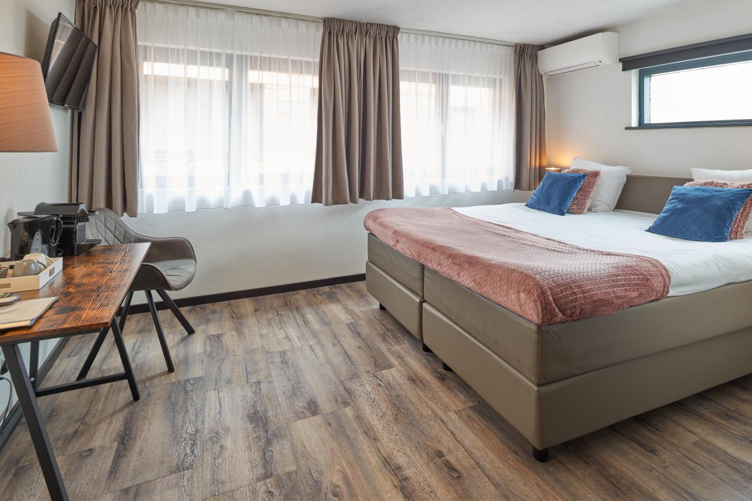 Deluxe King Room - Photo 5