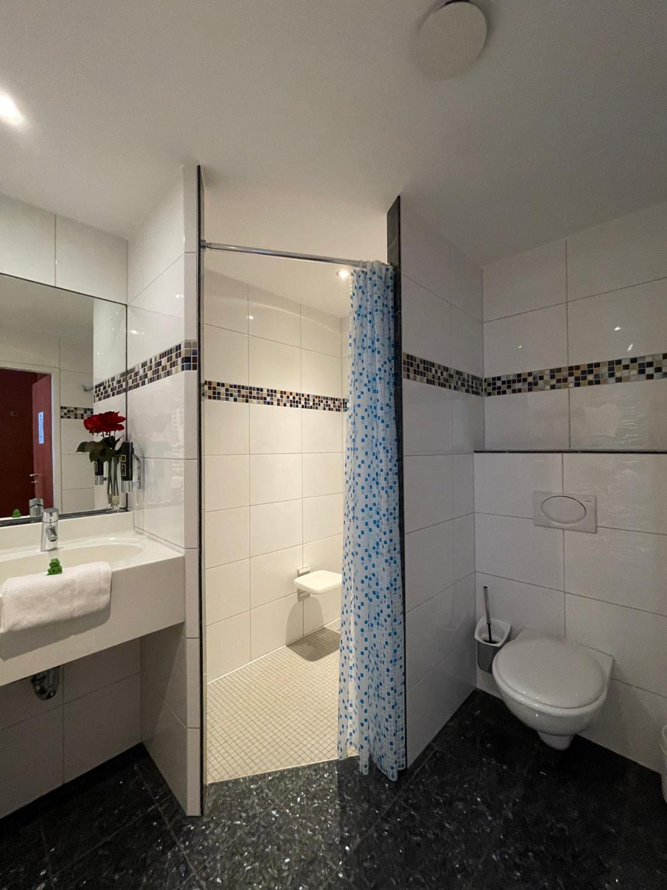 Classic Double Room - Disability Access - Photo 9