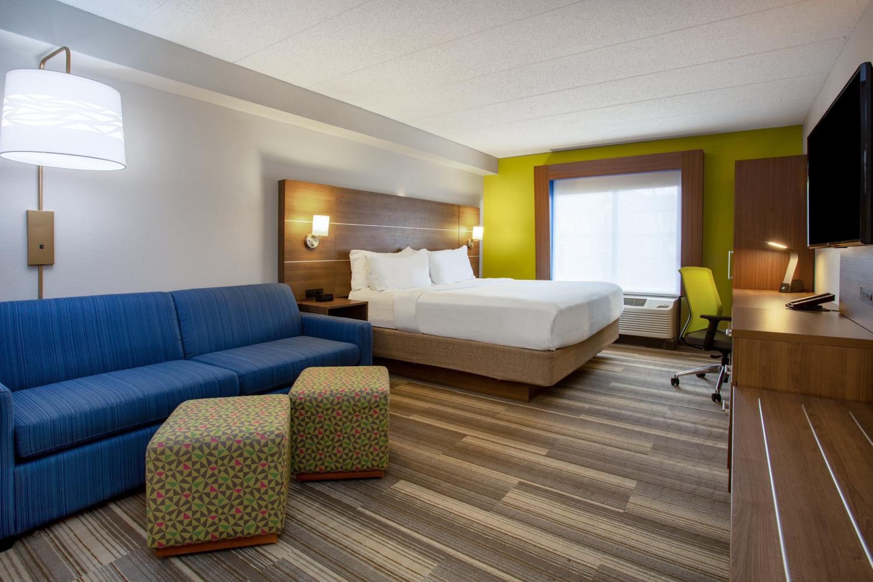 Standard King Room with Sofa Bed - Photo 3