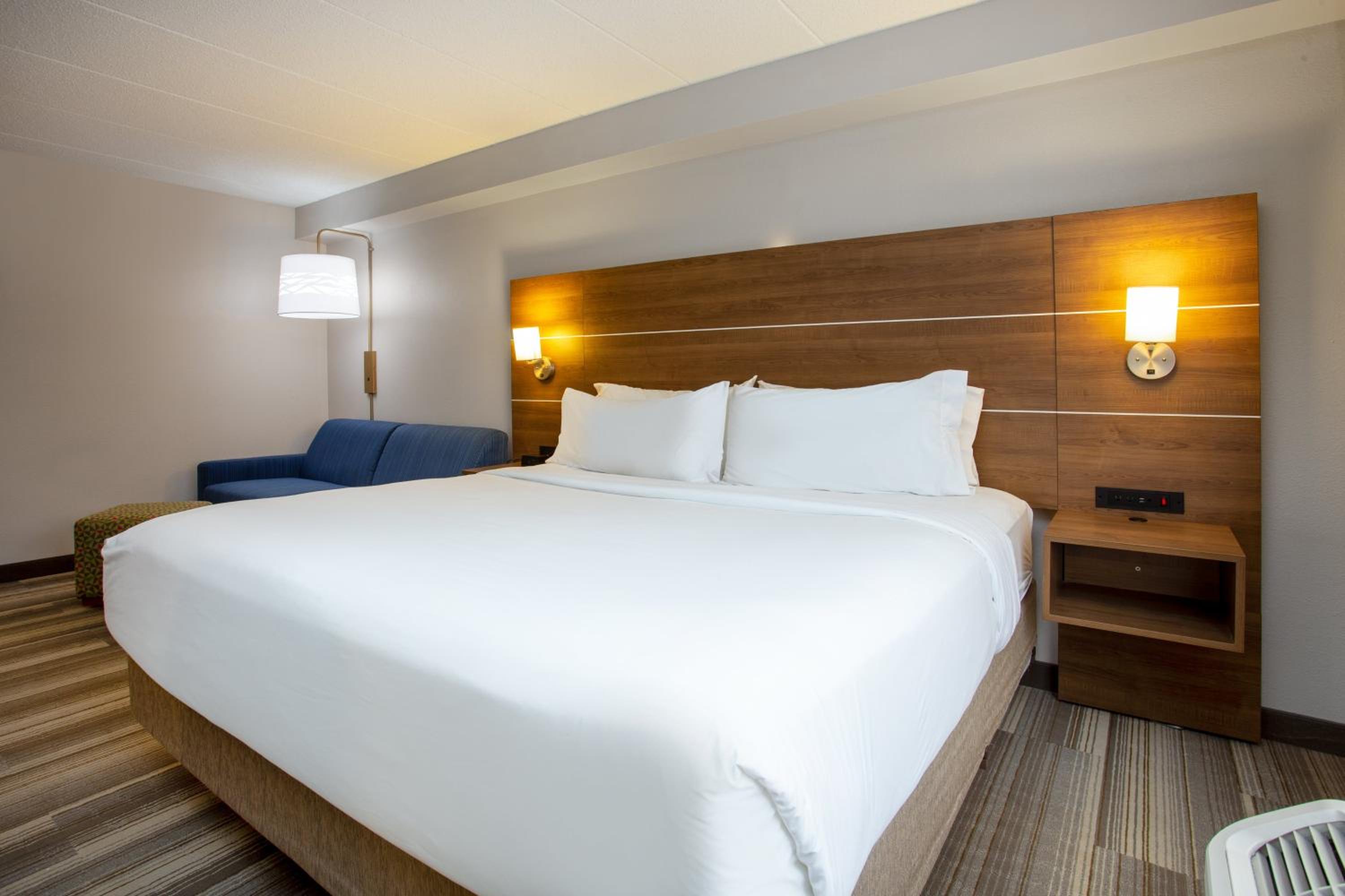 Standard King Room with Sofa Bed - Photo 1