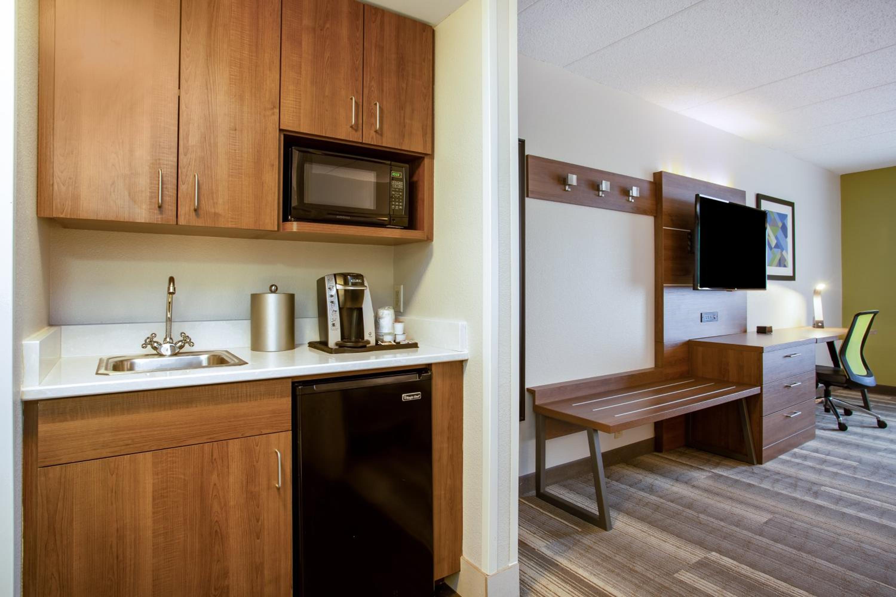 Queen Suite with Two Queen Beds - Photo 4