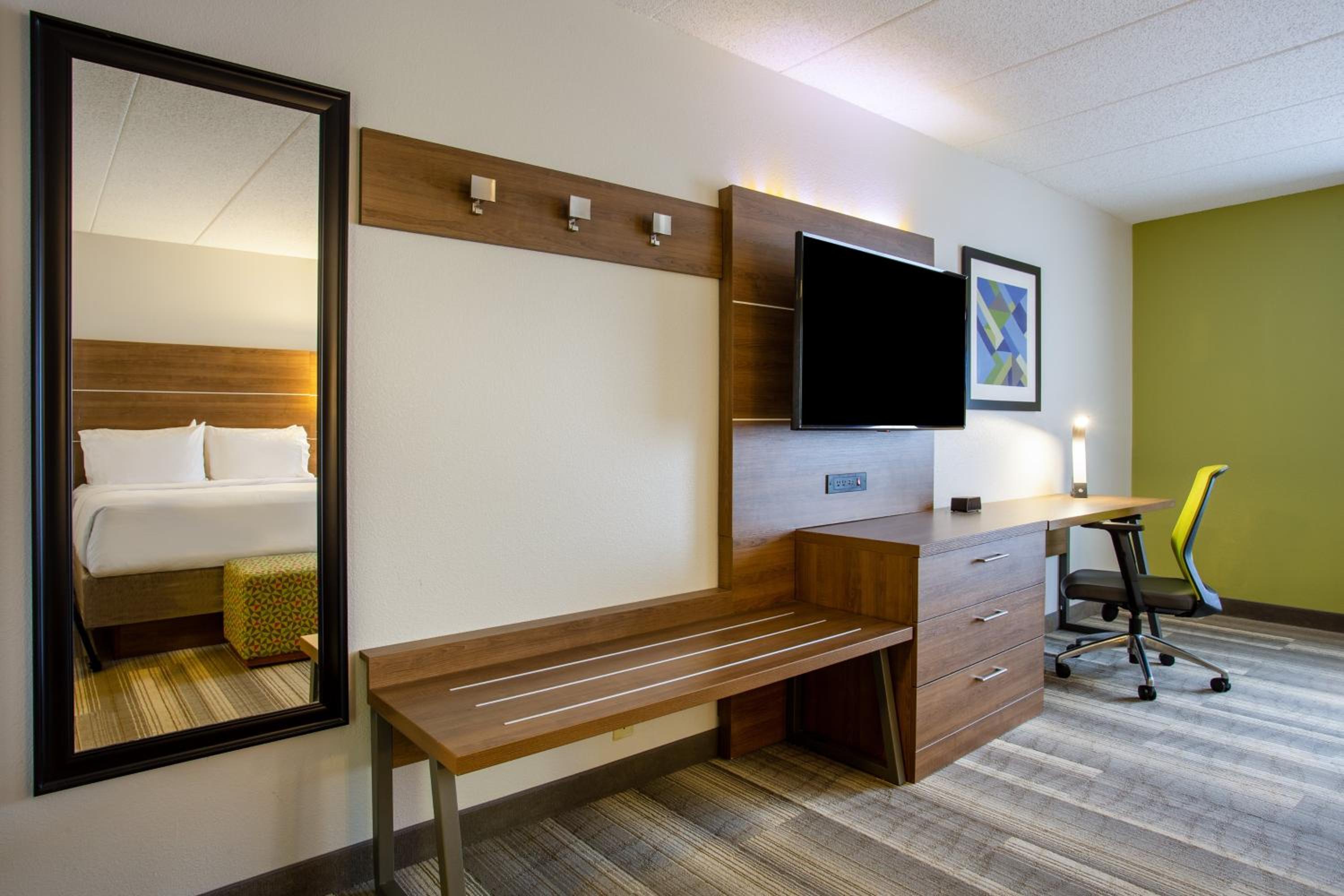 Queen Suite with Two Queen Beds - Photo 3