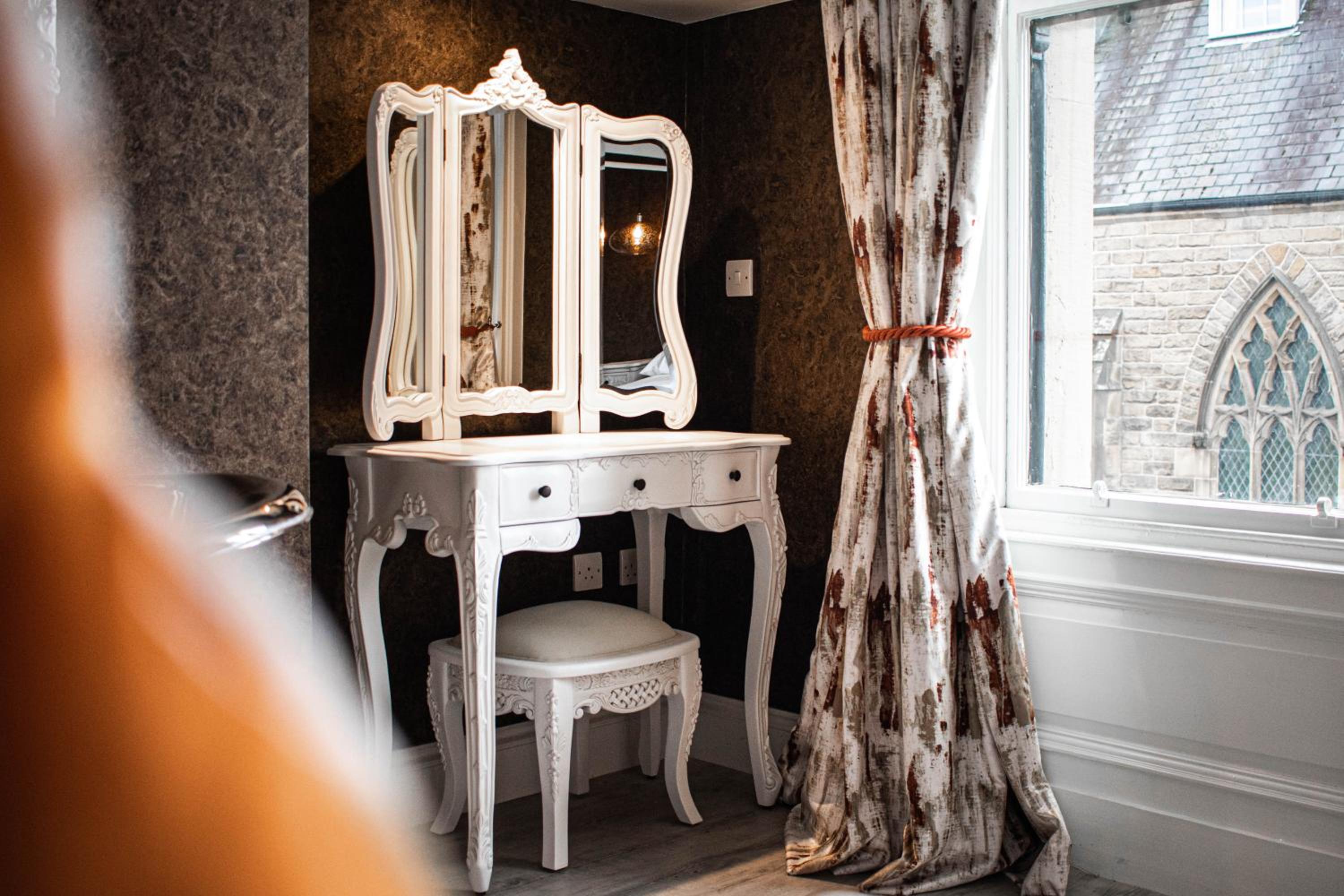 Superior King Room - Photo 13