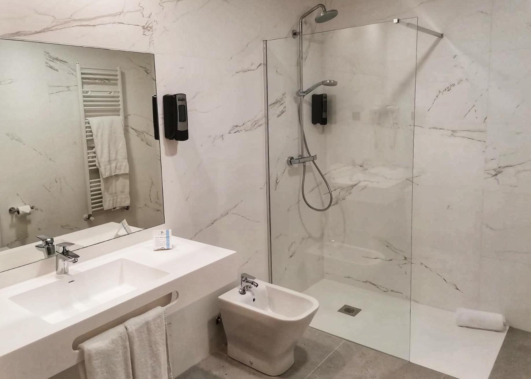 Double or Twin Room - Photo 13