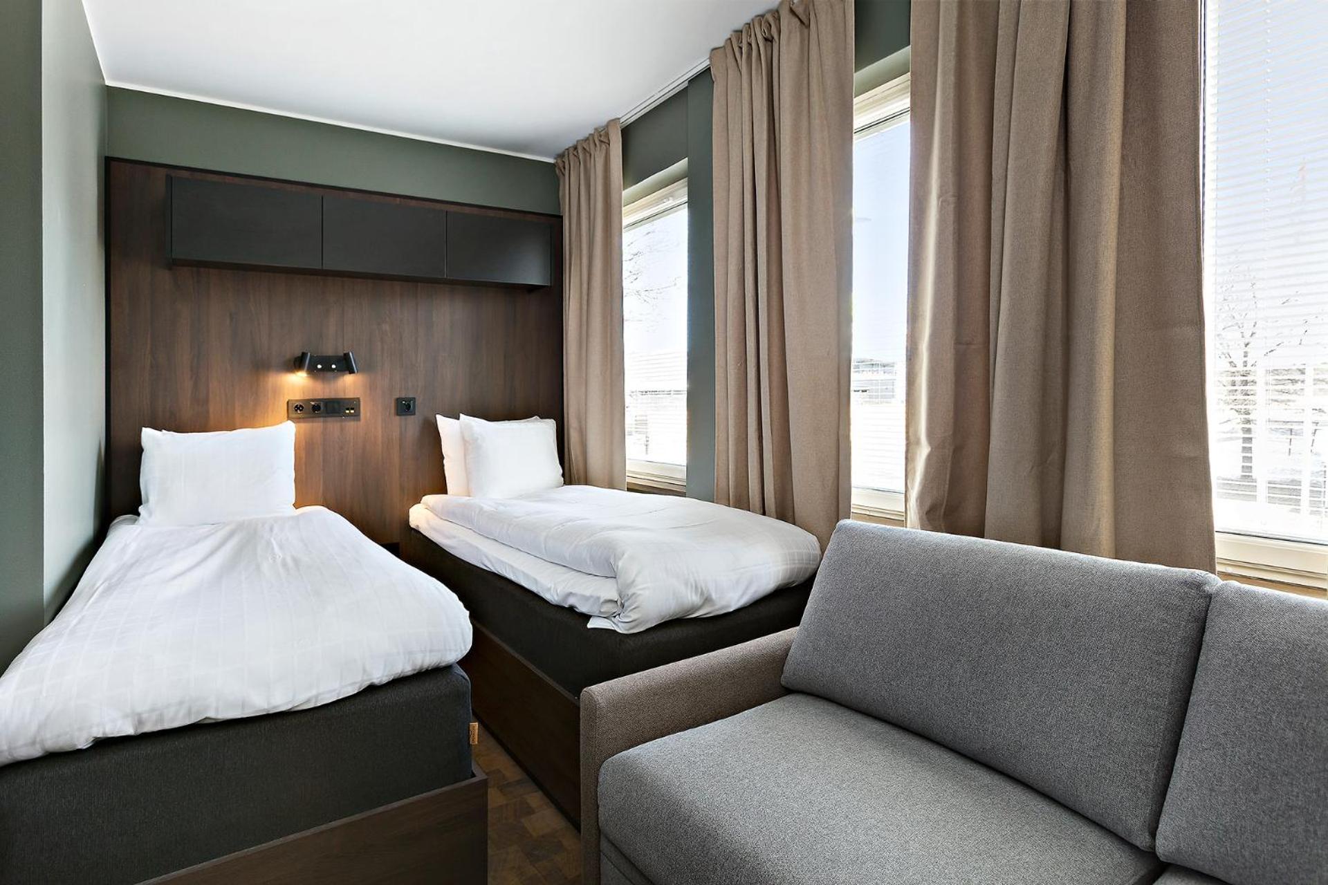 Family Room with Three Single Beds - Photo 2