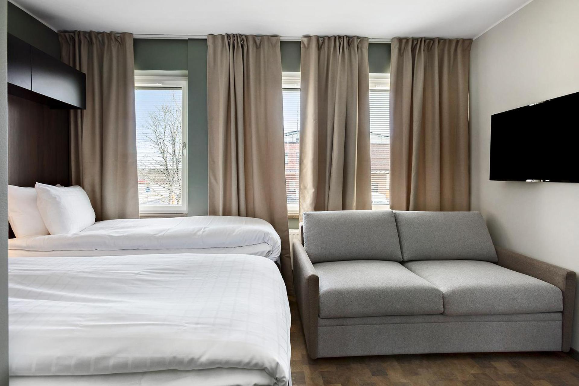 Family Room with Three Single Beds - Photo 5