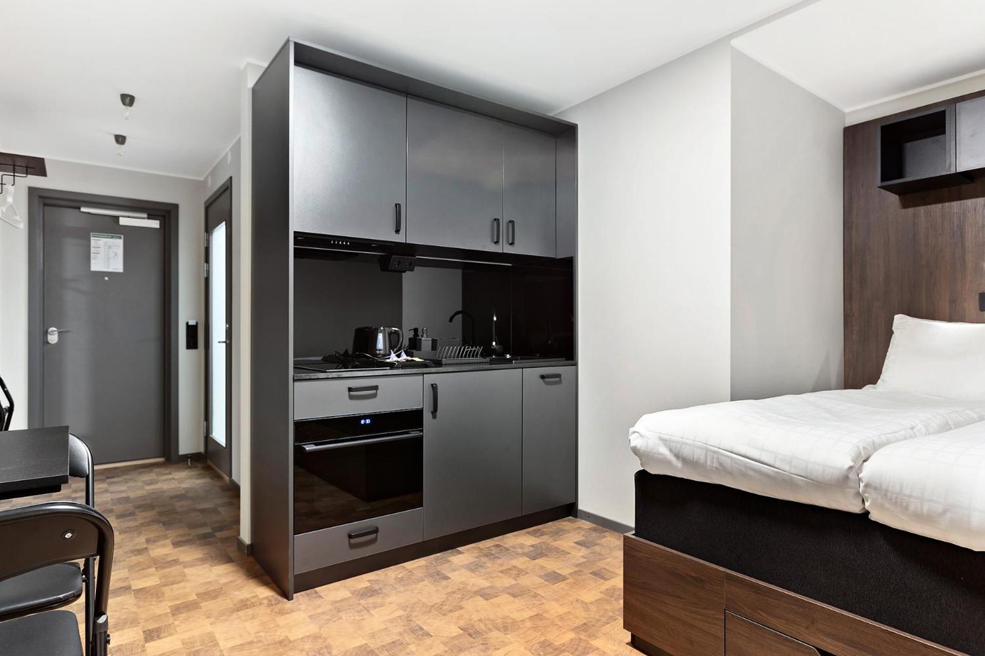 Twin Room with Kitchenette - No Window - Photo 6