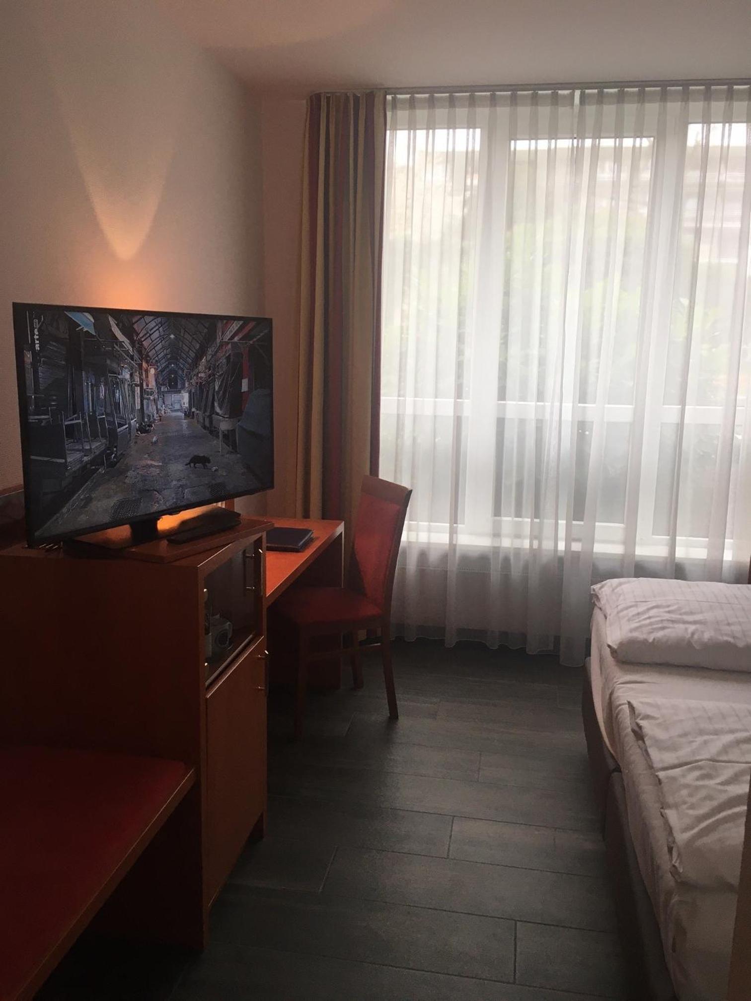 Classic Double Room - Disability Access - Photo 8