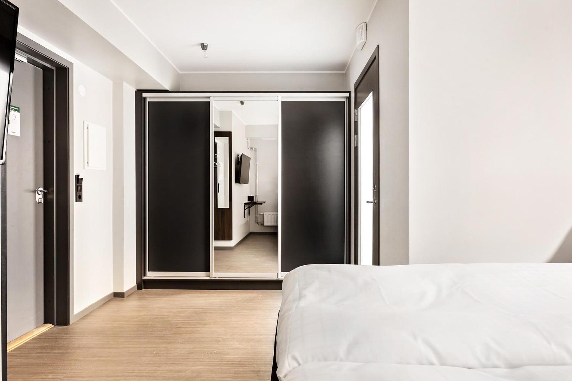 Standard Twin Room - no window - Photo 9