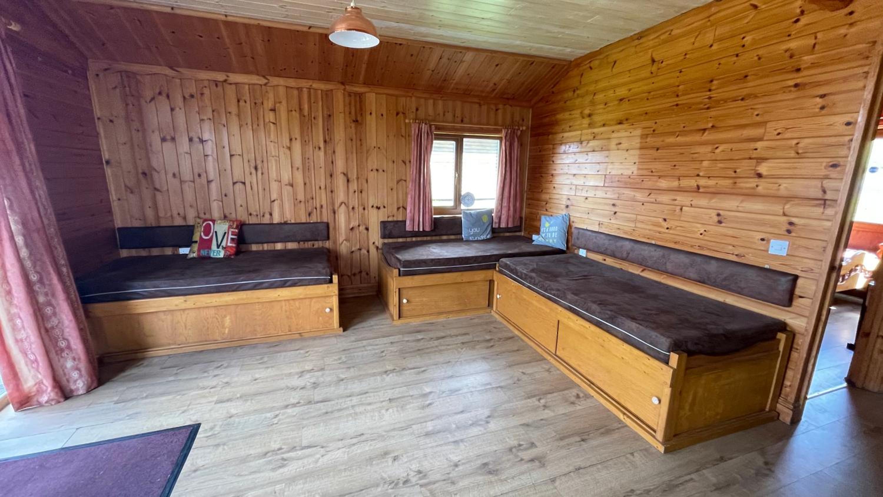Chalet with Hot Tub - Log Cabin 4