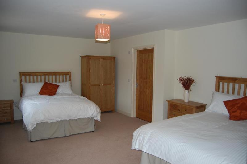 Seven-Bedroom House - Photo 9