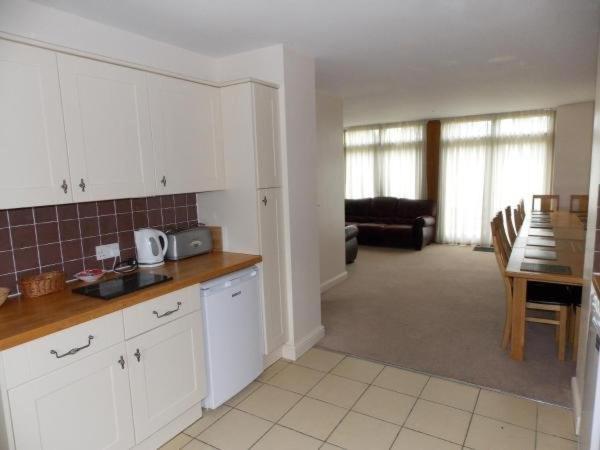 Seven-Bedroom House - Photo 13
