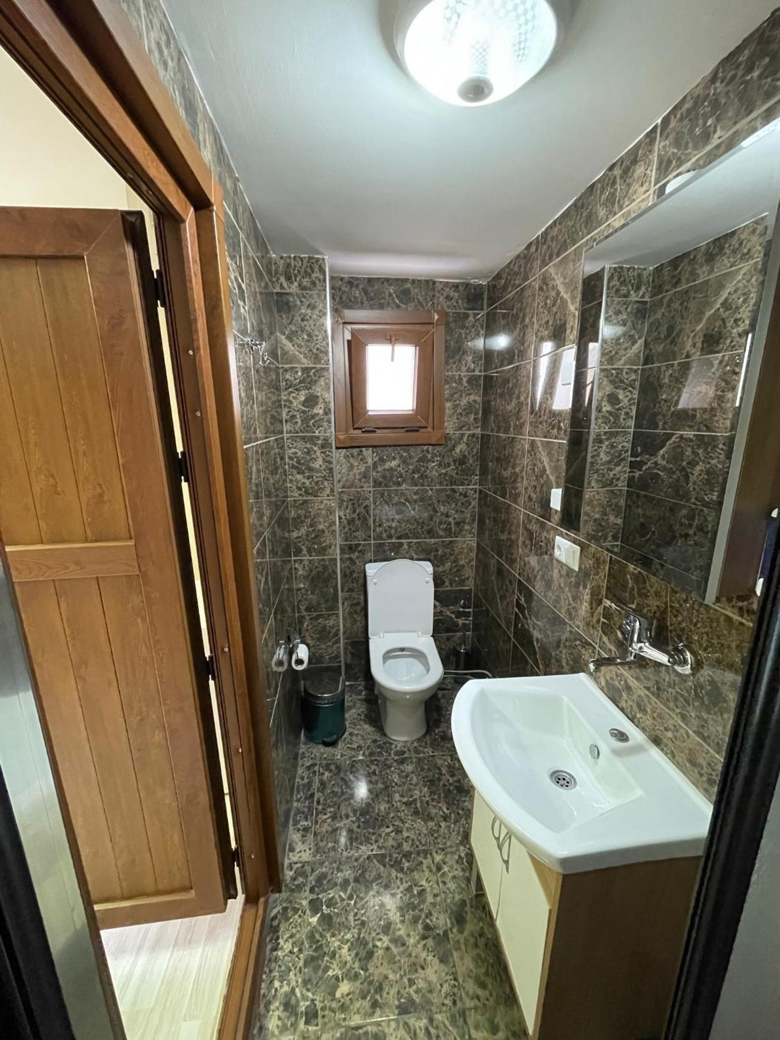 Double or Twin Room with Private Bathroom photo 2