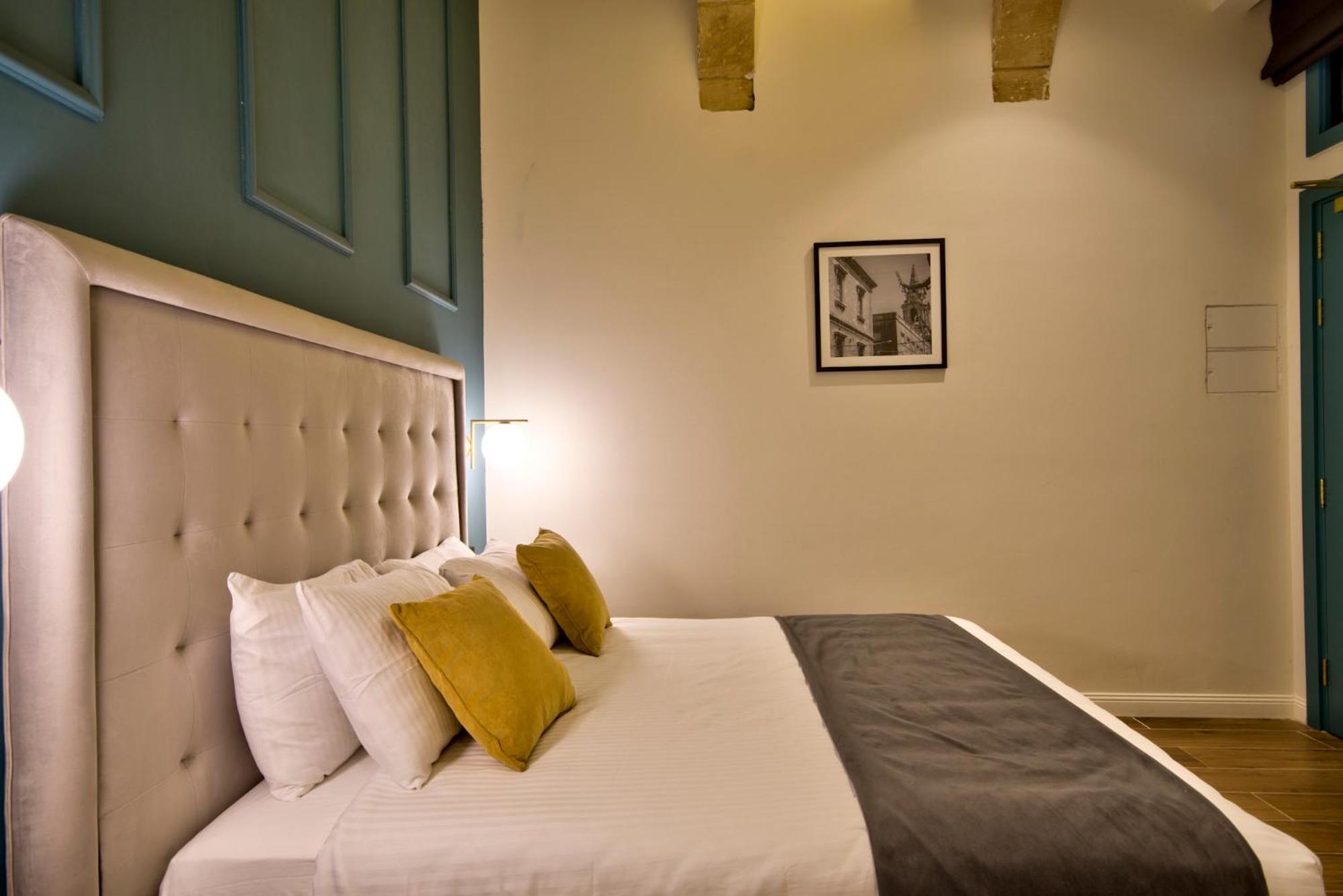 Deluxe double Room 2nd Floor Internal Courtyard Facing 12