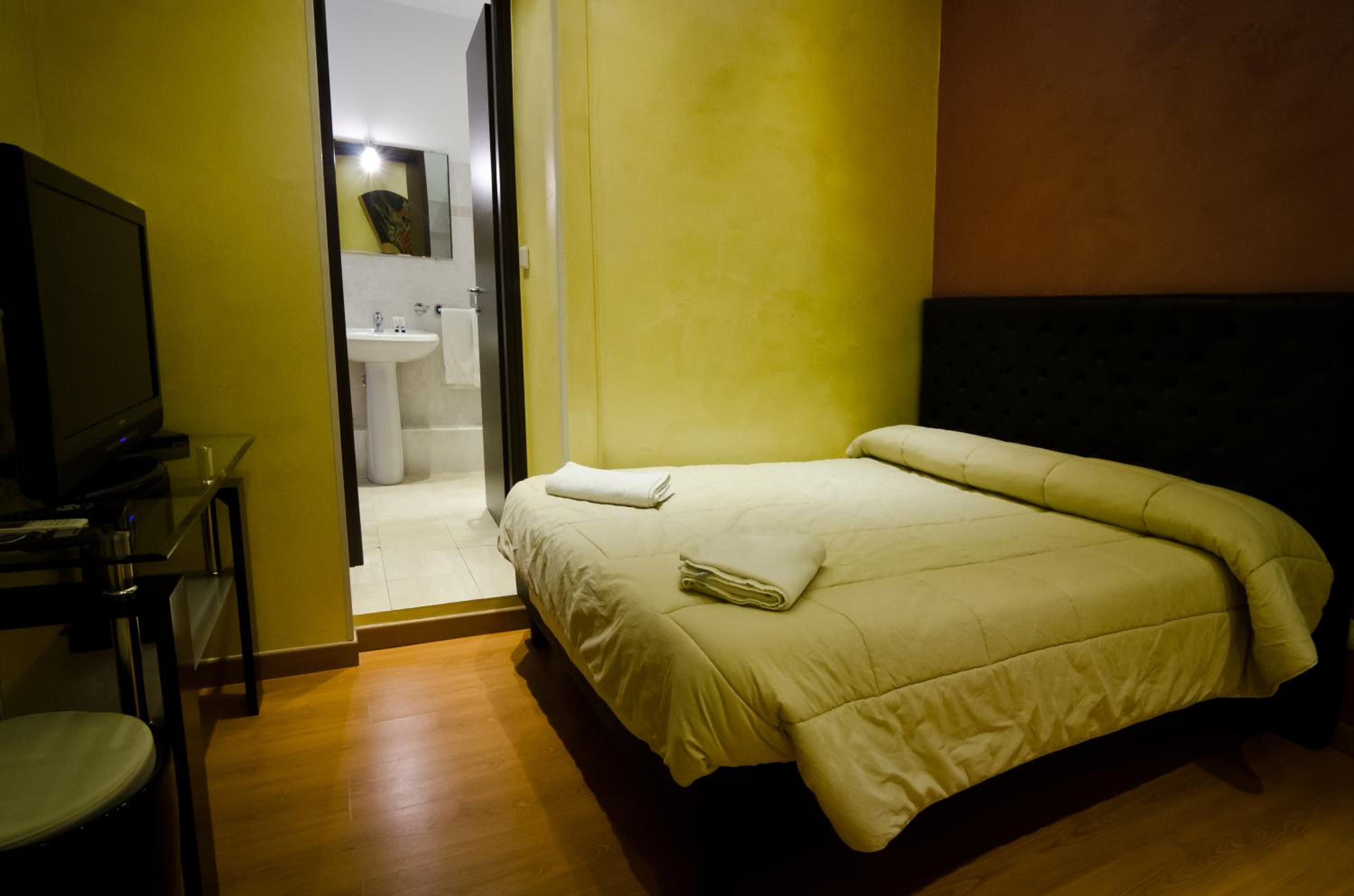Budget Double Room - Photo 4