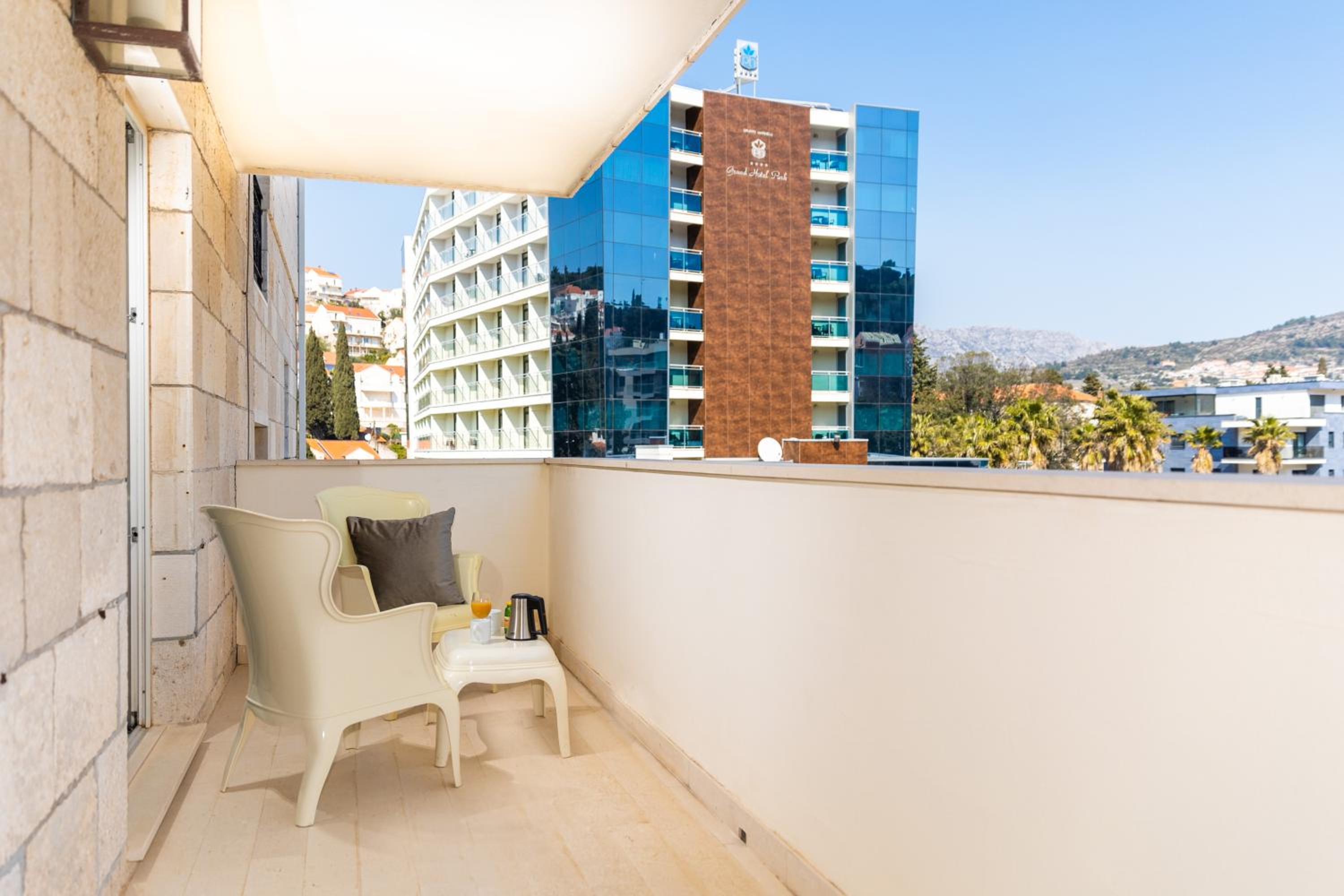 Double or Twin Room with Balcony - Annex Villa thumbnail 6