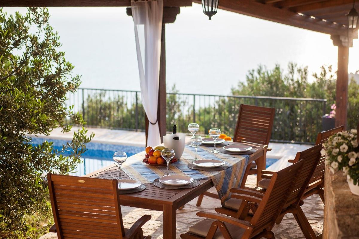 Villa photo 2