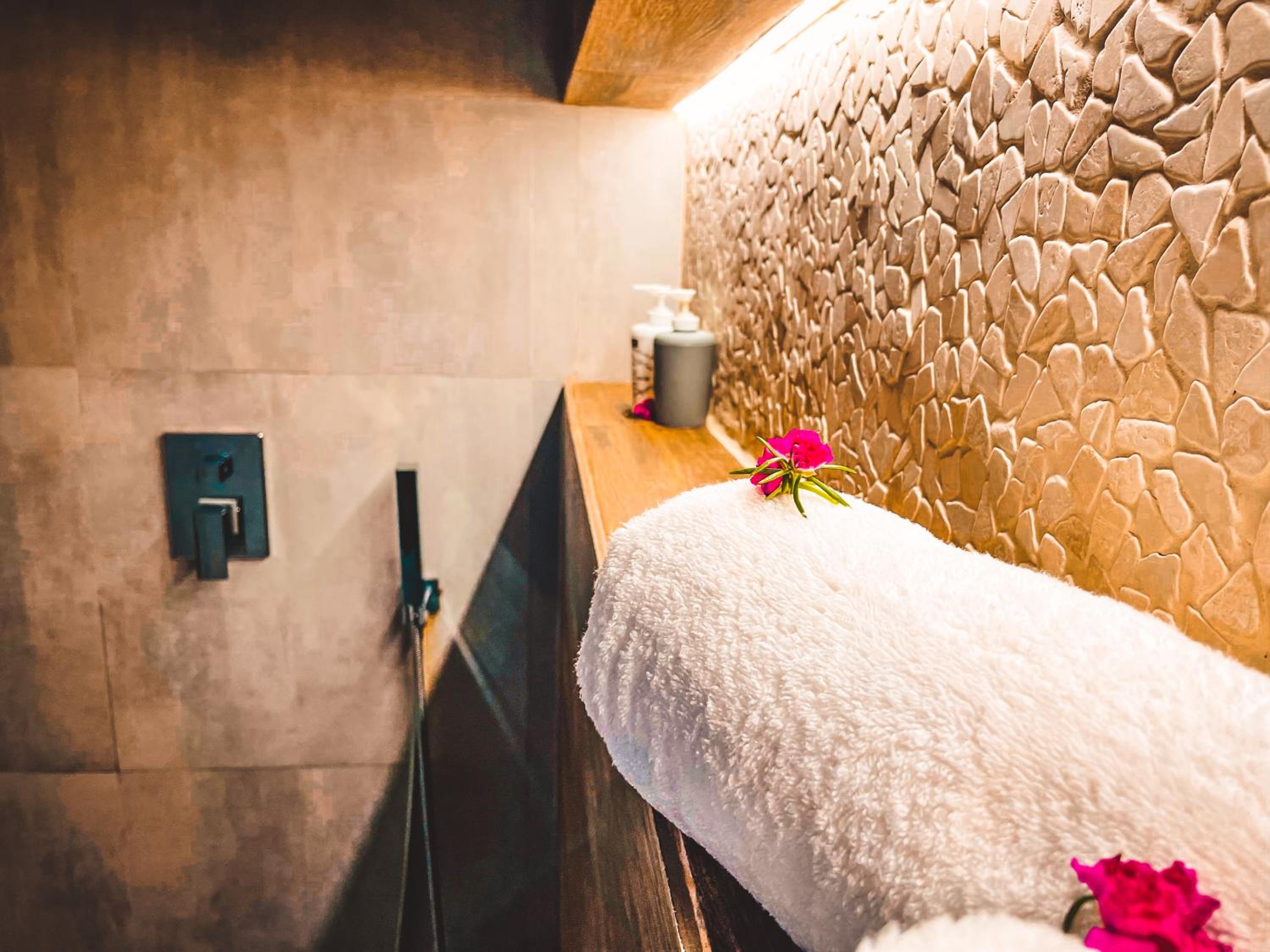 Deluxe Double Room with Balcony - Photo 7