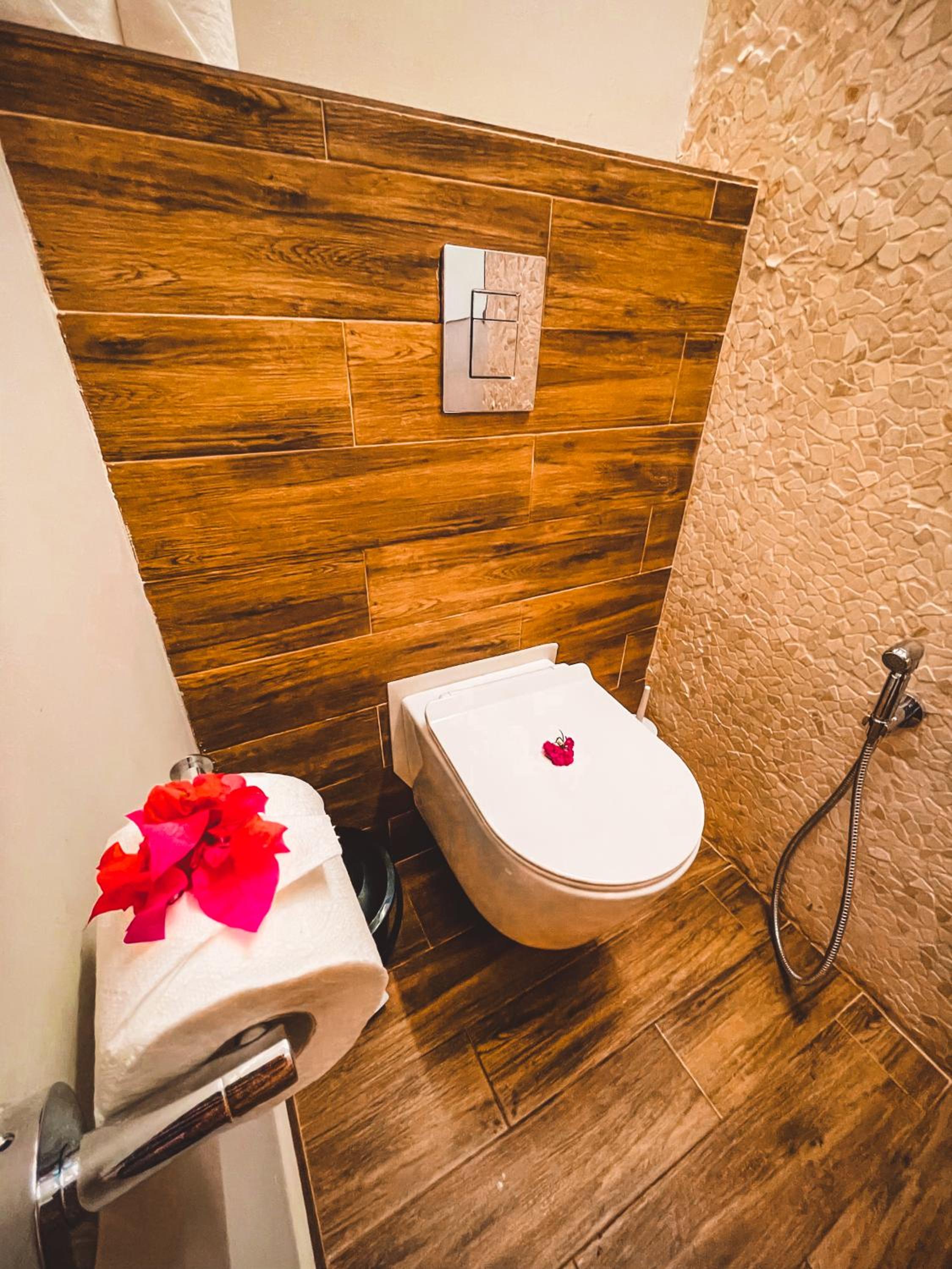 Deluxe Double Room with Balcony - Photo 6