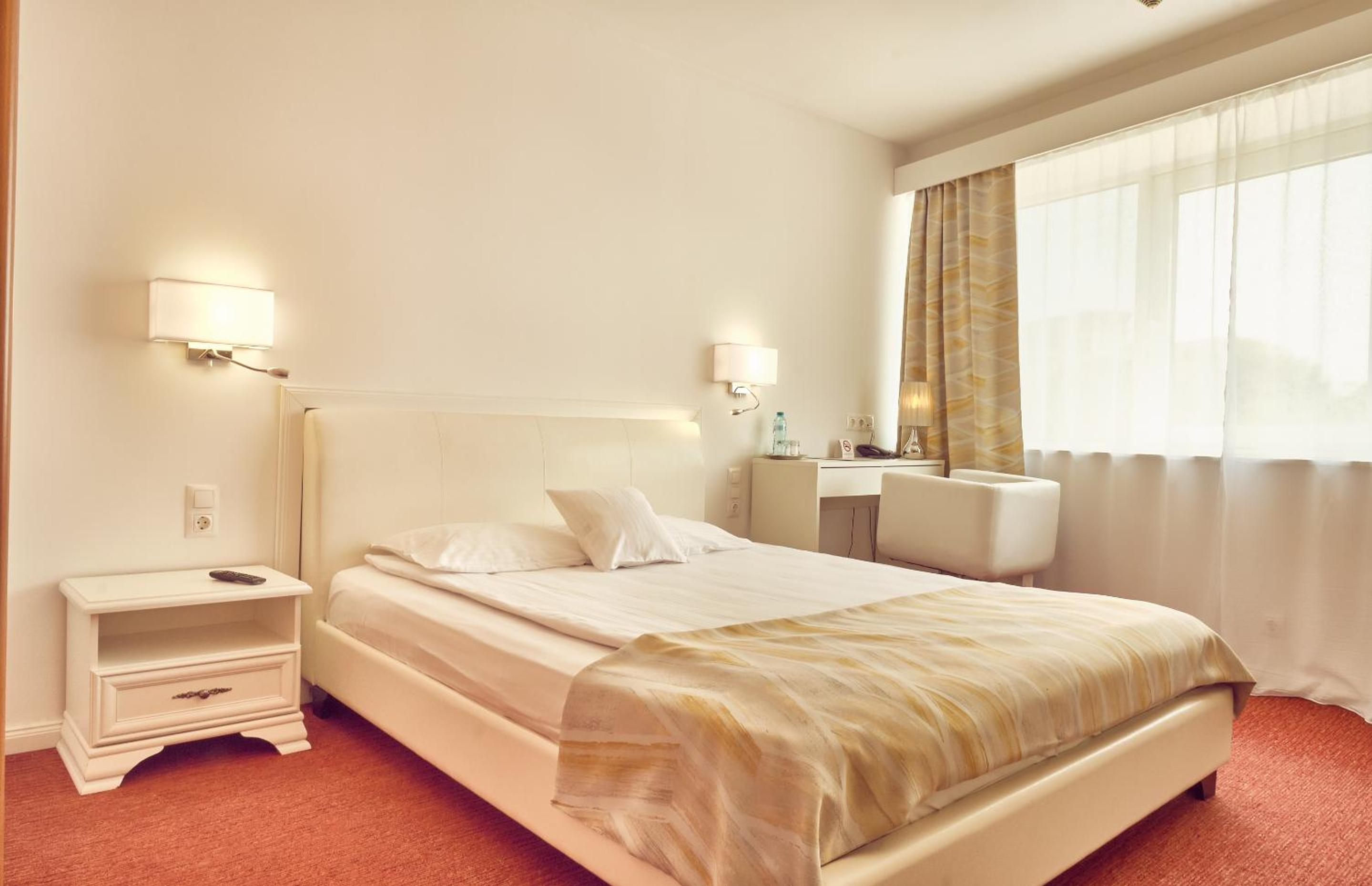 Deluxe Single Room Palace of Parliament view photo 1