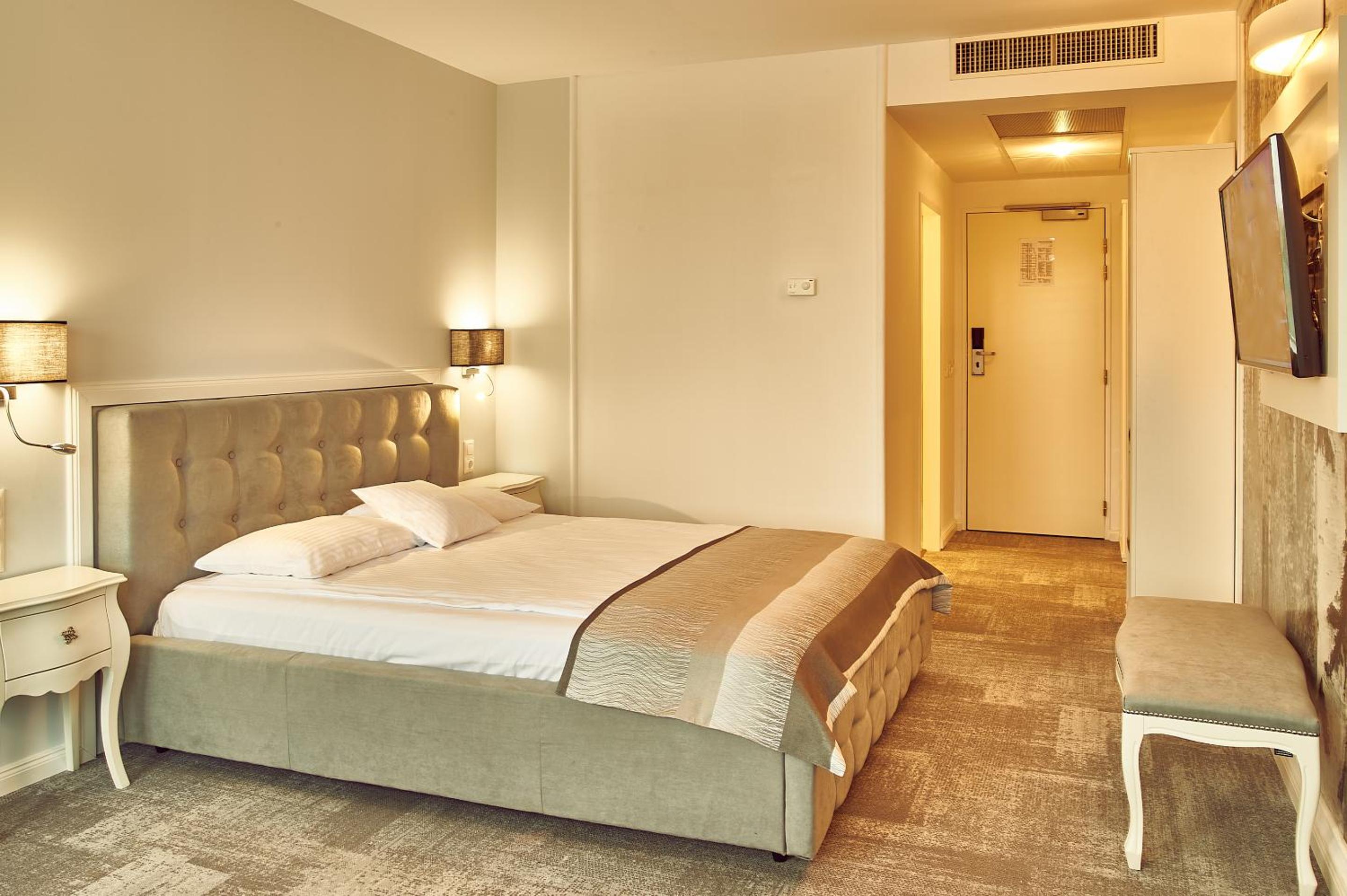 Deluxe Double Room Palace of Parliament view - Photo 2