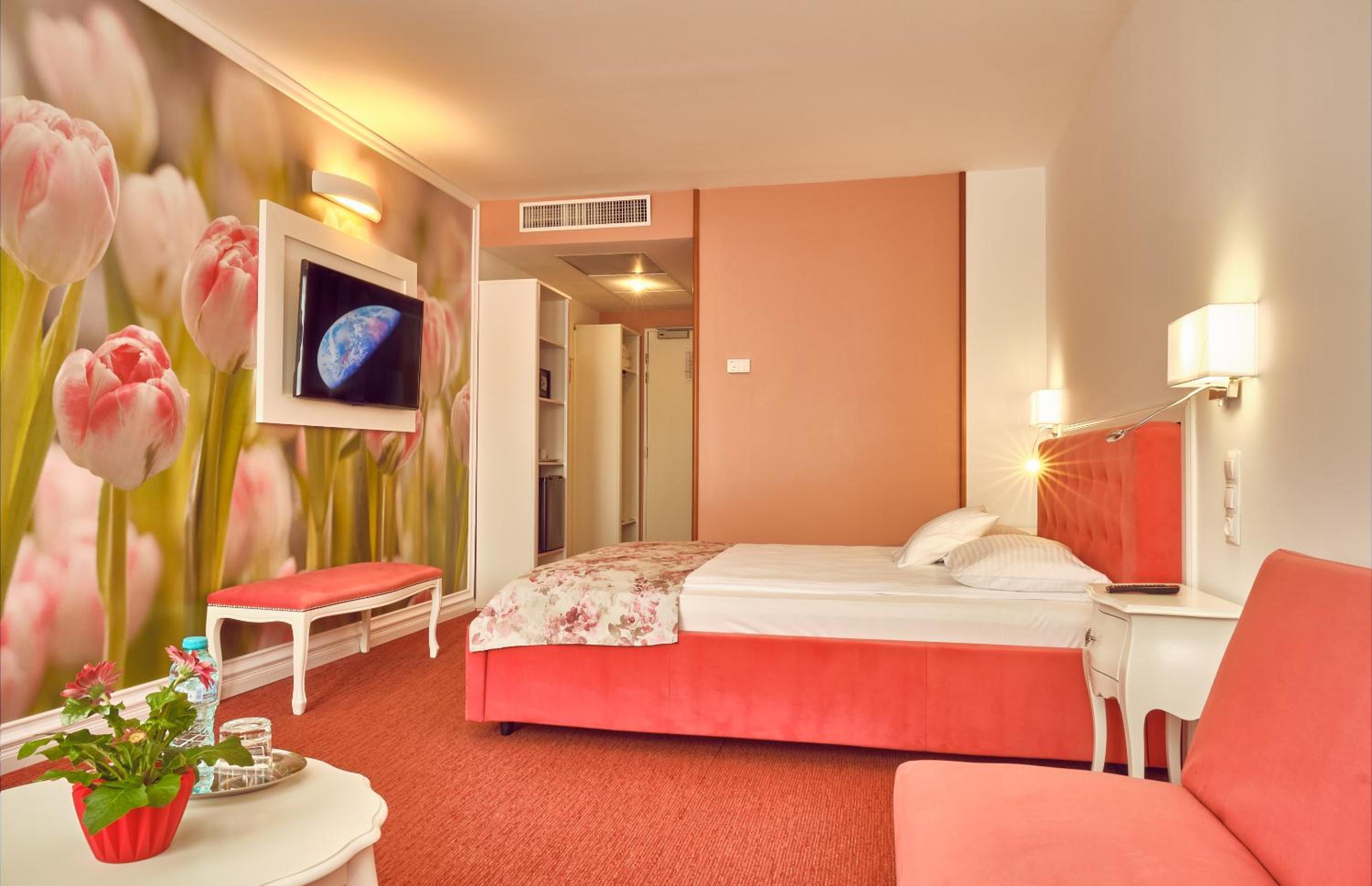 Deluxe Double Room with sofa Palace of Parliament view - Photo 2