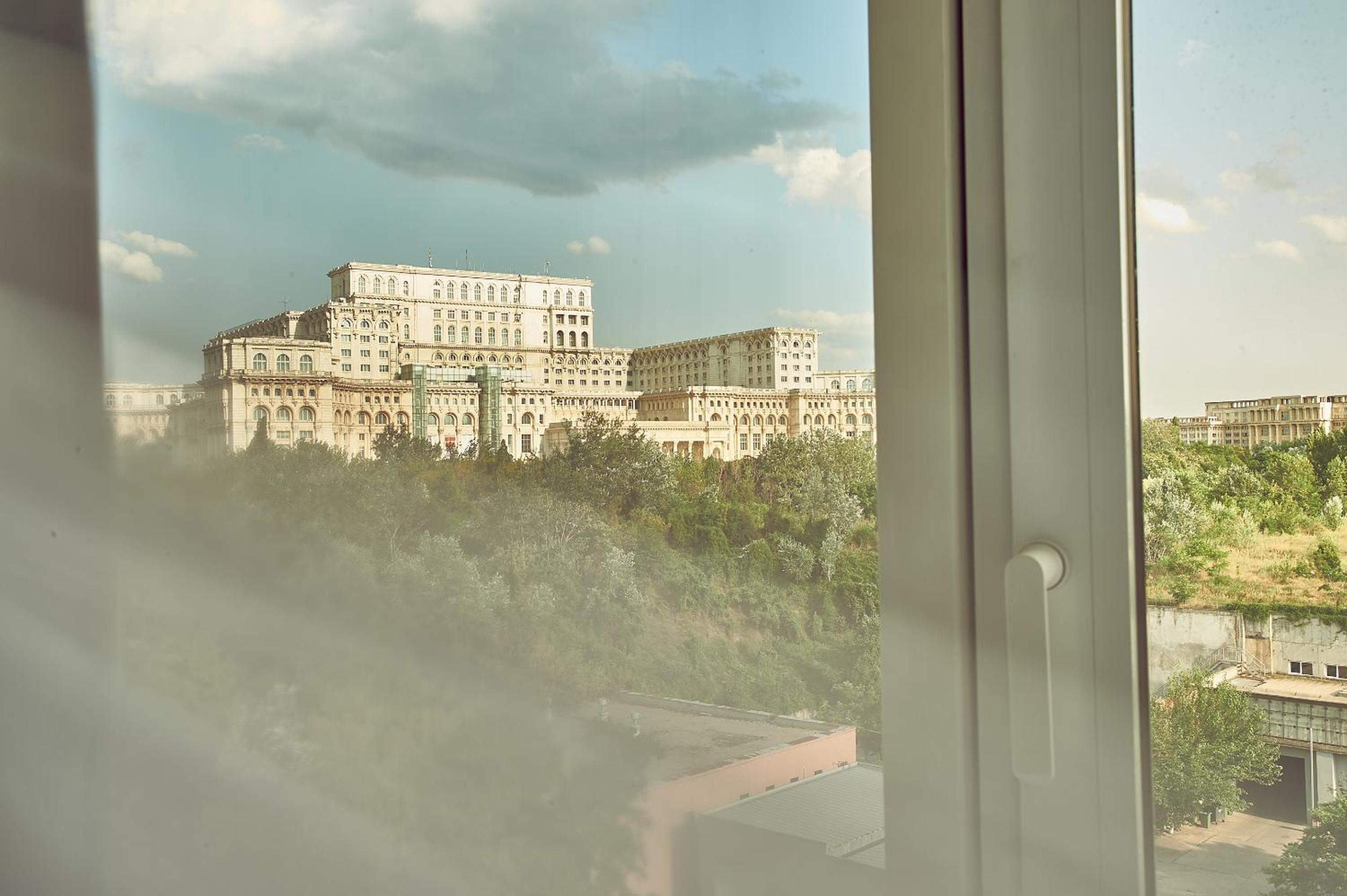 Deluxe Double Room with sofa Palace of Parliament view - Photo 3