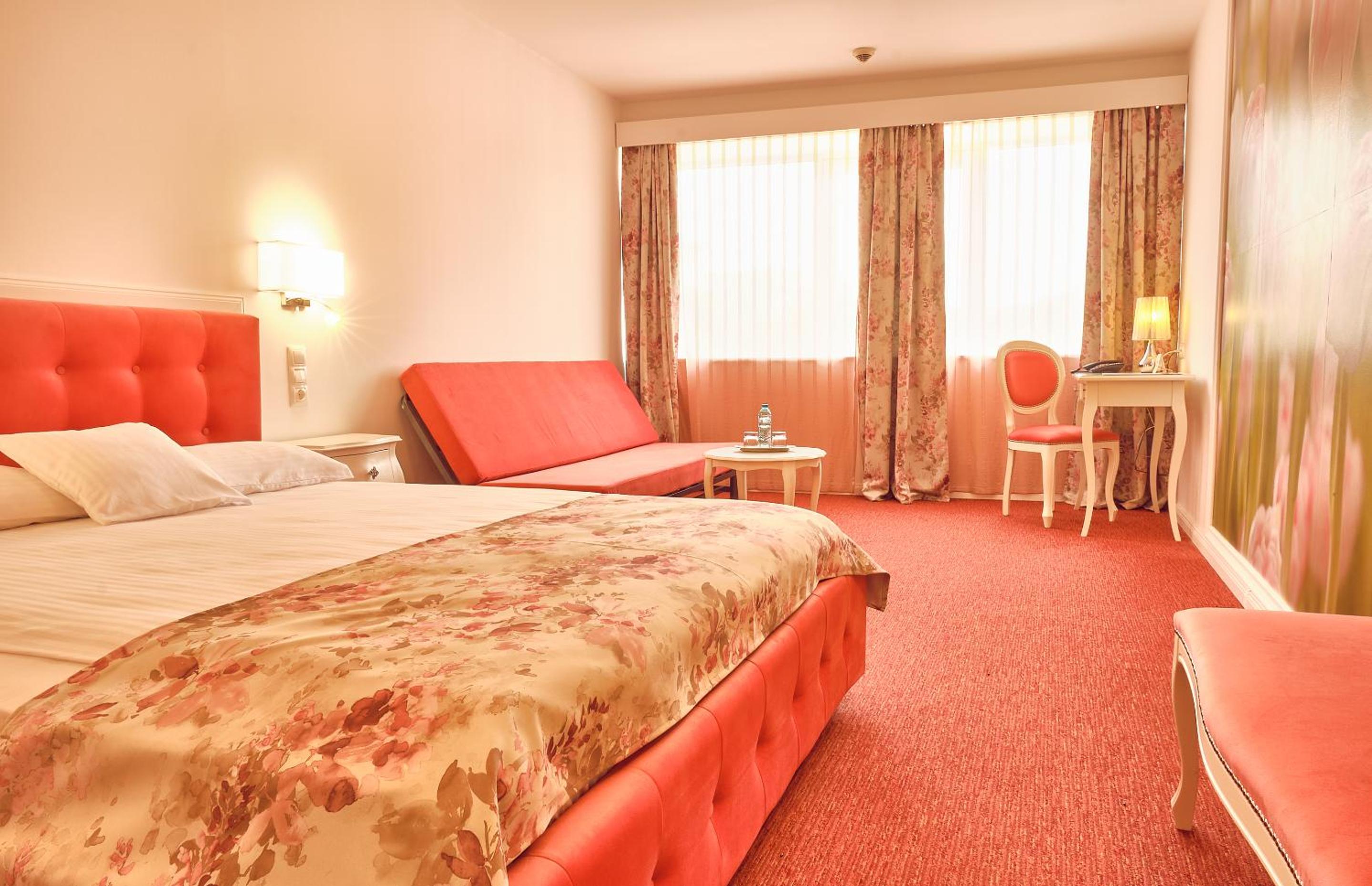 Deluxe Family Room with sofabed Palace of Parliament view photo 2